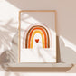 Poster Regenbogen mit Herz A4 & A3: Aquarell-Regenbogen mit Herz in einem Bilderrahmen auf einem Regal, ideal für Kinderzimmerdeko.