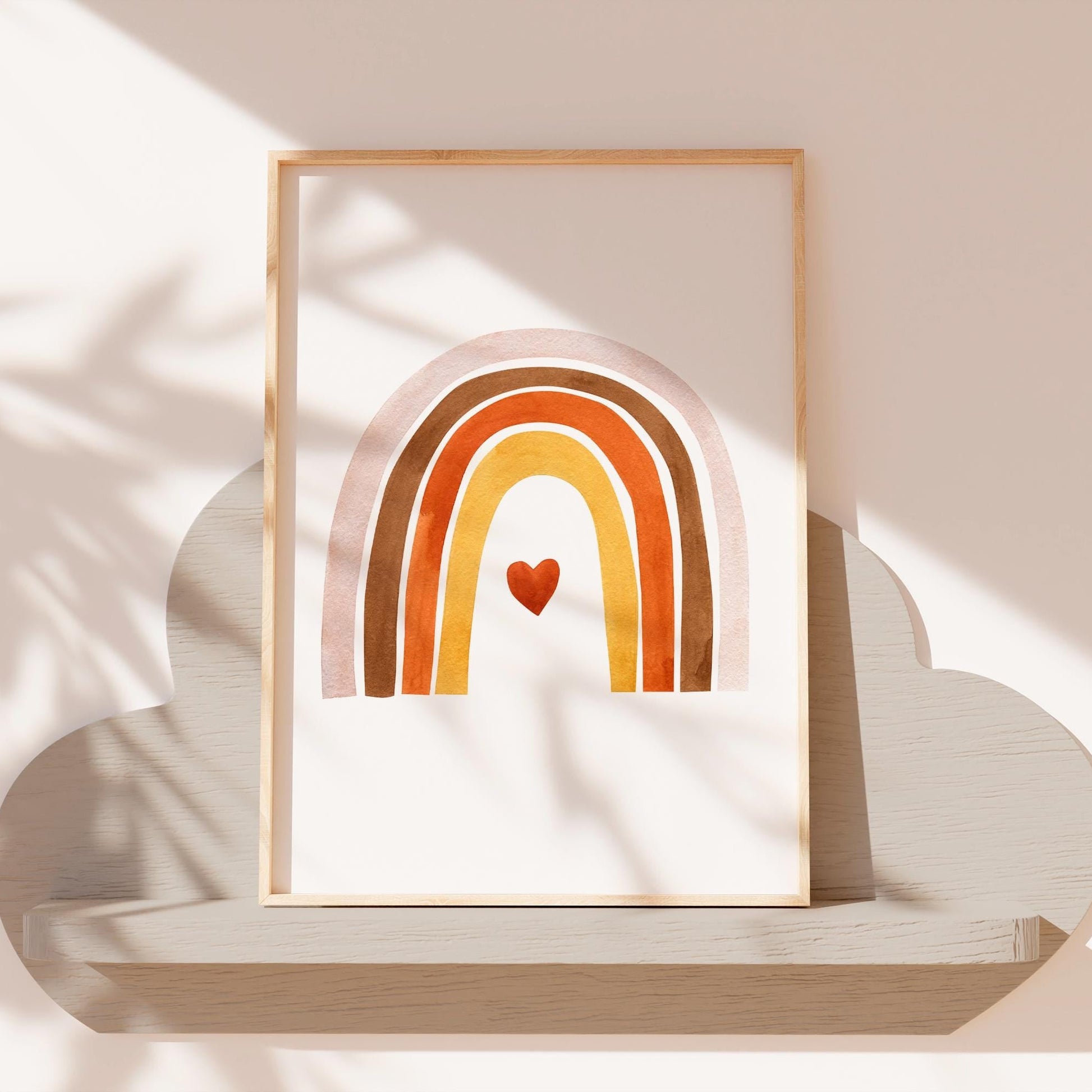 Poster Regenbogen mit Herz A4 & A3: Aquarell-Regenbogen mit Herz in einem Bilderrahmen auf einem Regal, ideal für Kinderzimmerdeko.
