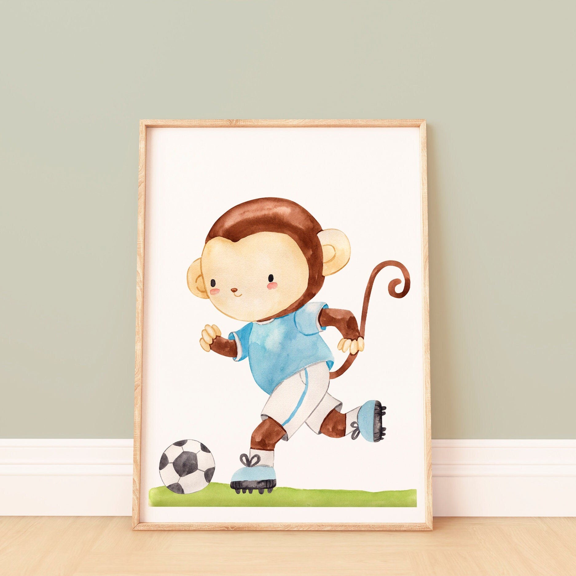 Poster Fußball Affe A4 & A3: Ein handgemaltes Kinderposter zeigt einen Affen, der Fußball spielt. Perfekt für das Kinderzimmer kleiner Fußballfans.