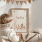 Ein Kind betrachtet das personalisierte Namensposter Sophia, Teil des 3er Sets Waldtiere, ideal für Kinderzimmerdekoration, auf einem beige Untergrund liegend.