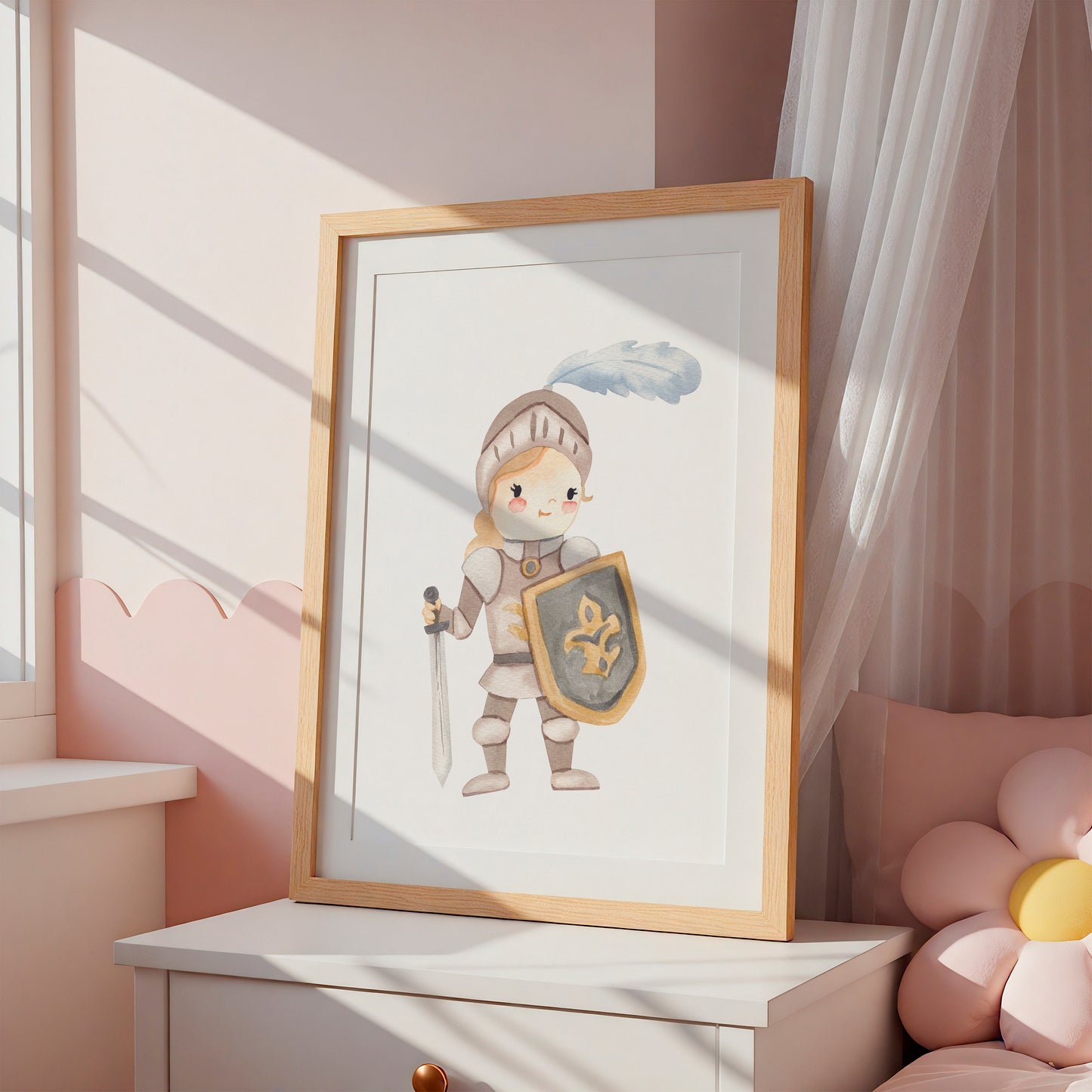 Poster Kinderzimmer Ritterin A3 & A4 auf Holztisch vor Fenster, zeigt Ritterin in silberner Rüstung mit Schwert und Schild. Pastell-Dekor umgibt das Bild.