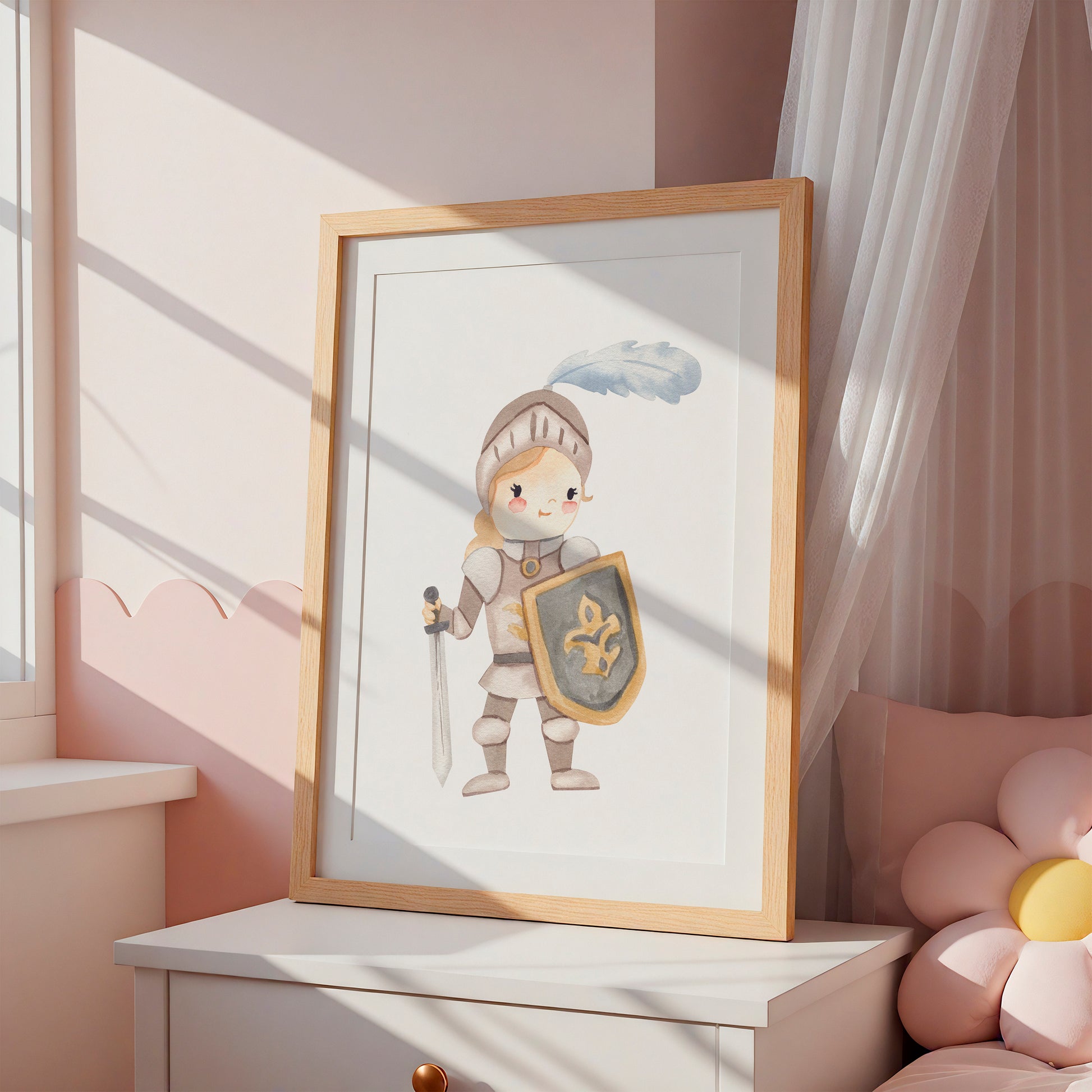 Poster Kinderzimmer Ritterin A3 & A4 auf Holztisch vor Fenster, zeigt Ritterin in silberner Rüstung mit Schwert und Schild. Pastell-Dekor umgibt das Bild.