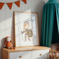 Poster Kinderzimmer Ritterin A3 & A4 in einem Kinderzimmer auf einer Kommode mit gerahmtem Bild eines kleinen Ritters, ideal für Fantasiewelten und als Kinderzimmerdeko.