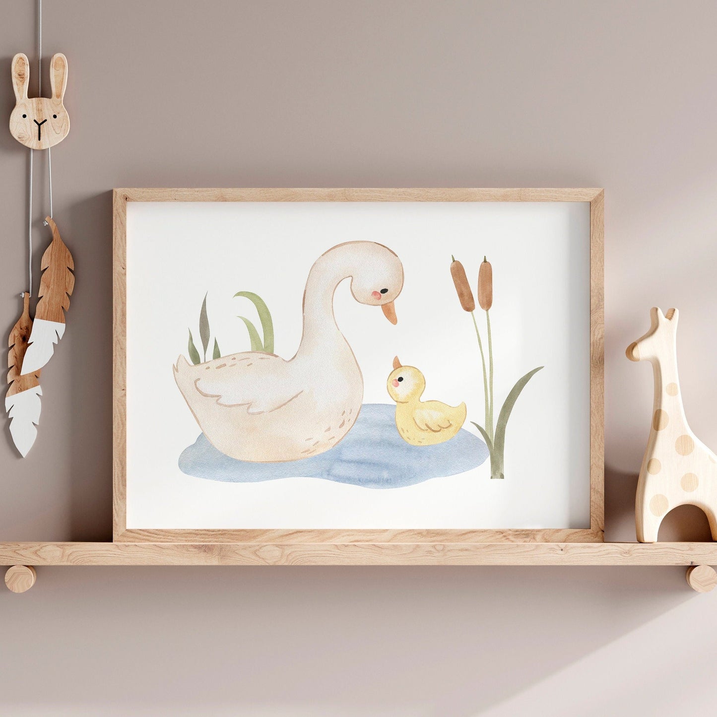 Poster Ententeich A4 & A3: Detaillierte Illustration von Enten auf einem Teich, ideal für das Kinderzimmer. Gedruckt auf hochwertigem, mattem 300g Naturpapier.