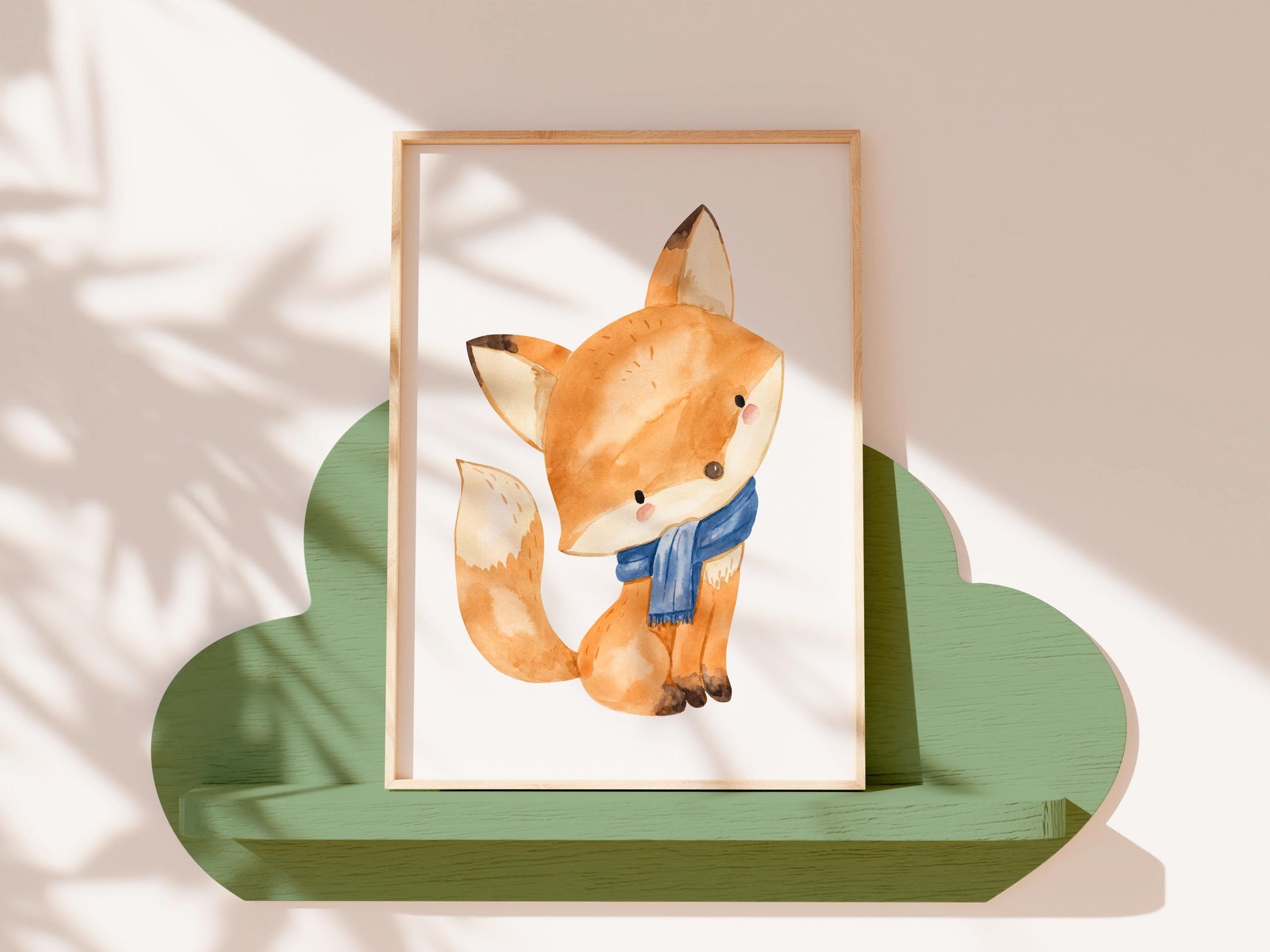 Poster Fuchs A5, A4 & A3: Ein gerahmtes Bild, Fuchs mit Schal, auf einem grünen Regal, als Herbstdekoration für das Kinderzimmer.