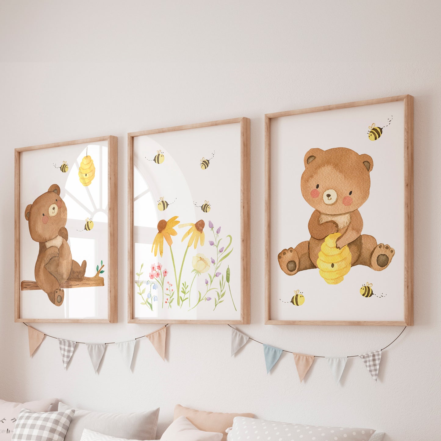 Posterset Bären und Bienen A4 & A3: Drei Kinderbilder mit Bären, Bienen und Blumen, gedruckt auf hochwertigem 300g Naturpapier, perfekt für das Kinderzimmer.