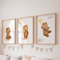 Posterset Bären A4 & A3: 3er Set Aquarellbilder mit Bären auf Wolken, die friedliche und fantasievolle Szenen darstellen, perfekt für Kinderzimmer.