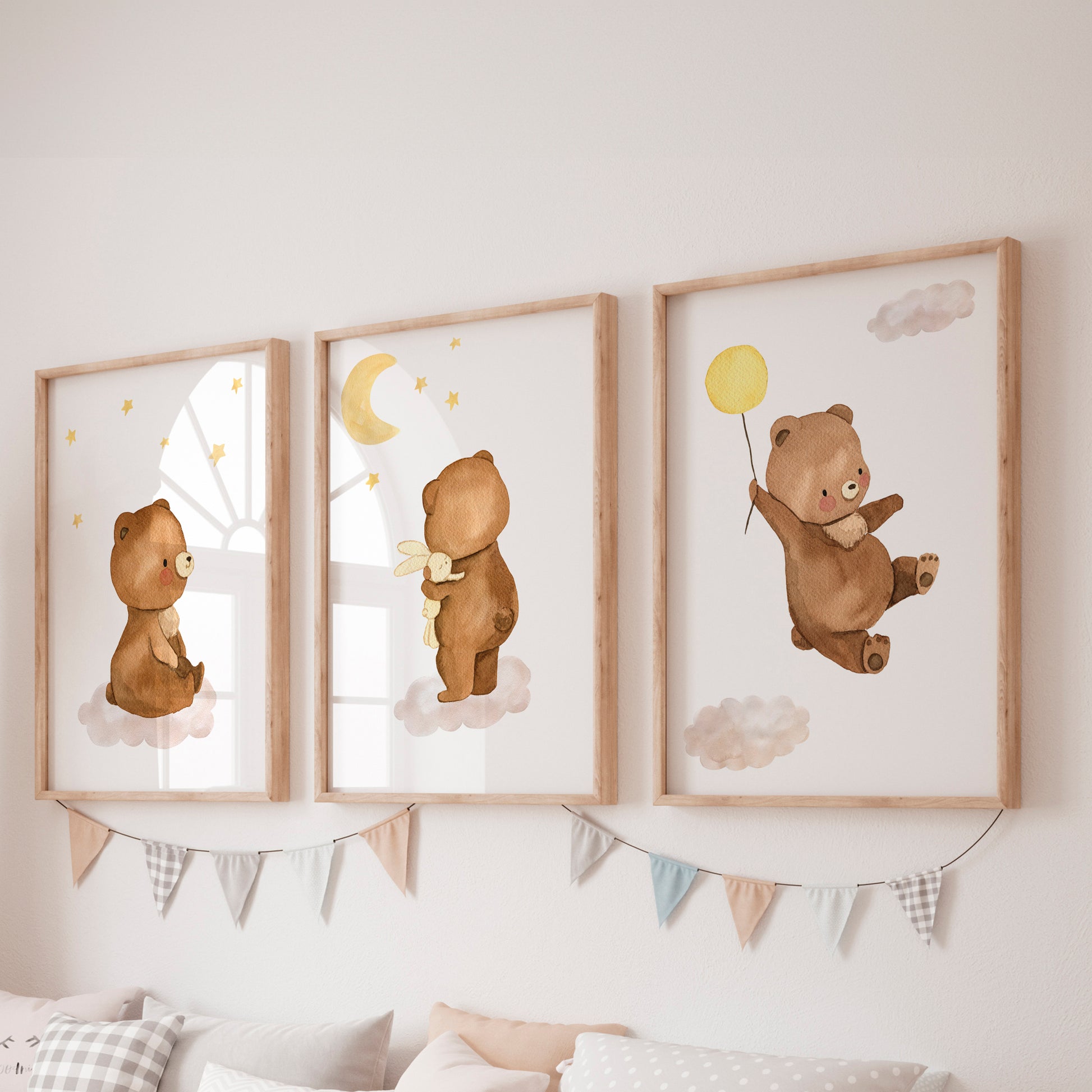 Posterset Bären A4 & A3: 3er Set Aquarellbilder mit Bären auf Wolken, die friedliche und fantasievolle Szenen darstellen, perfekt für Kinderzimmer.