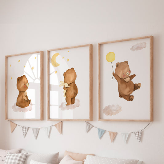 Posterset Bären A4 & A3: 3er Set Aquarellbilder mit Bären auf Wolken, die friedliche und fantasievolle Szenen darstellen, perfekt für Kinderzimmer.