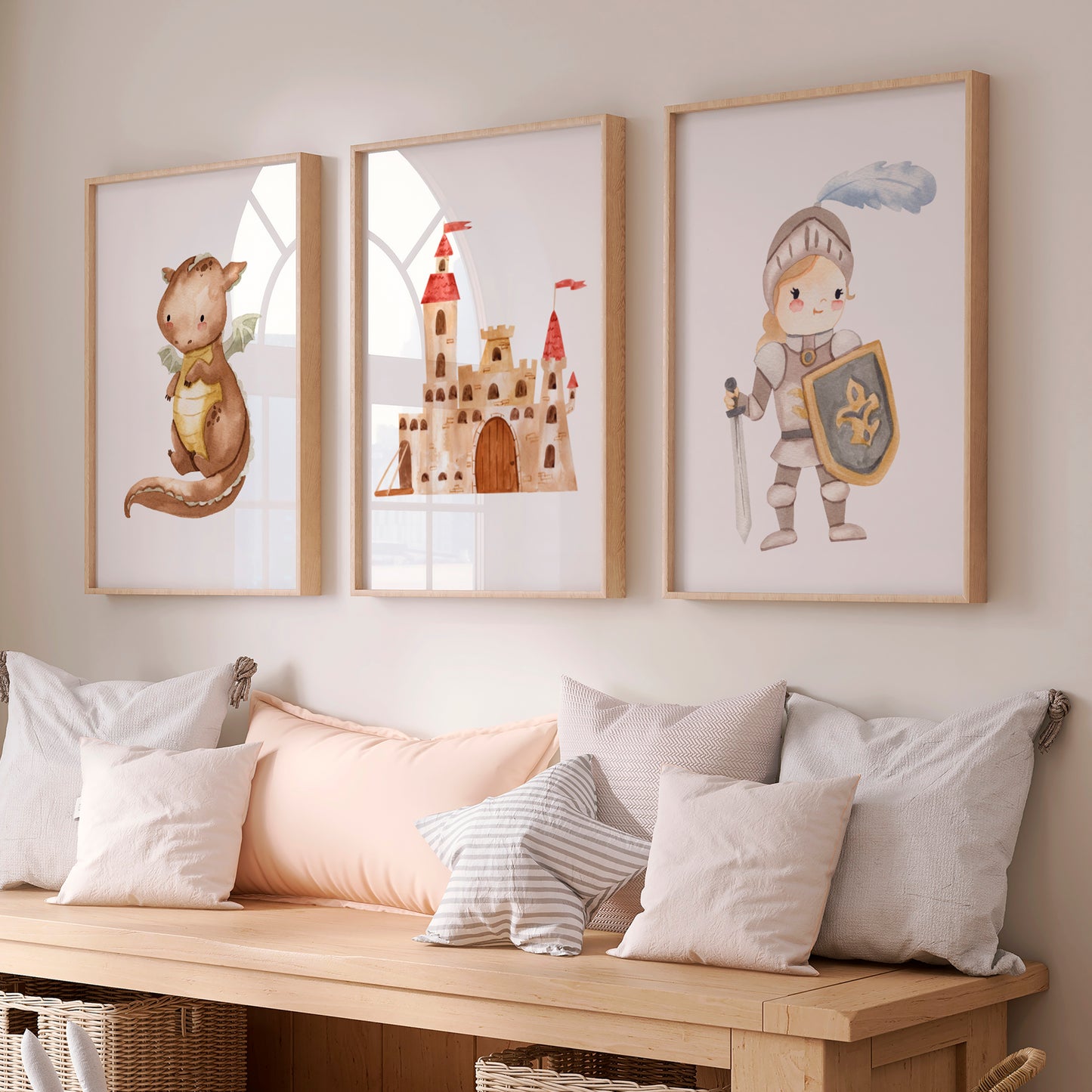 Poster Kinderzimmer Ritterin A3 & A4 zeigt eine lächelnde Ritterin. Perfekt für Kinderzimmerdeko, es ergänzt das Drachen- und Burgposter für fantasievolle Räume.