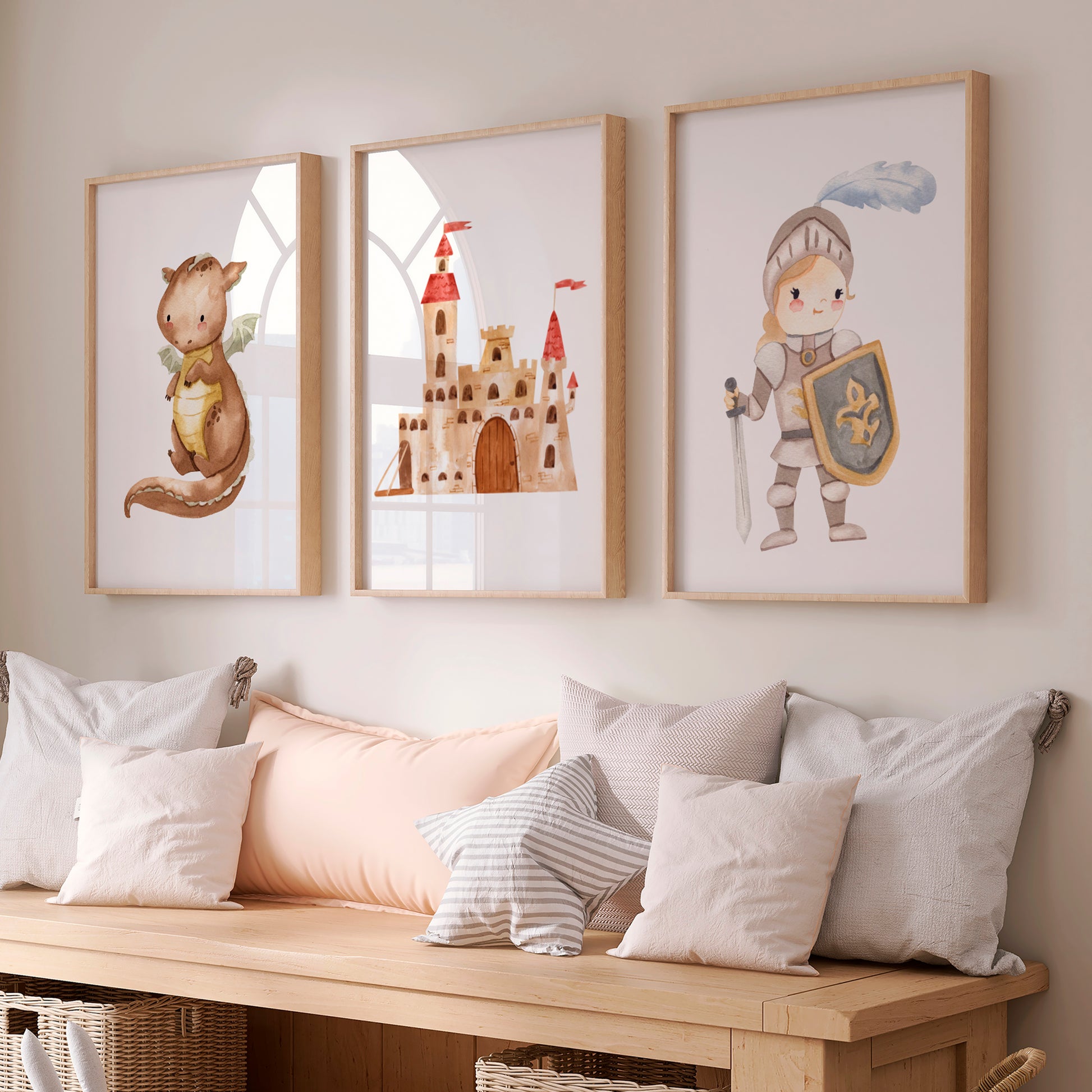 Poster Kinderzimmer Ritterin A3 & A4 zeigt eine lächelnde Ritterin. Perfekt für Kinderzimmerdeko, es ergänzt das Drachen- und Burgposter für fantasievolle Räume.