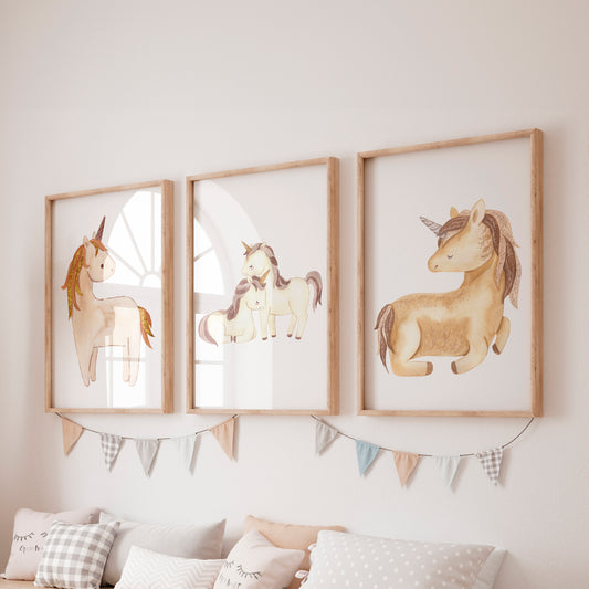 Posterset Einhorn A4 & A3: Wand mit 3er Set Einhorn-Bildern im Boho-Stil auf hochwertigem, mattem Naturpapier.