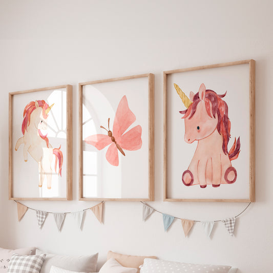 Posterset Einhorn und Schmetterling A4 & A3: 3er Set mit Bildern von Einhörnern und einem Schmetterling in Rosa, gedruckt auf hochwertigem 300g Naturpapier, ideal für Kinderzimmerdeko.