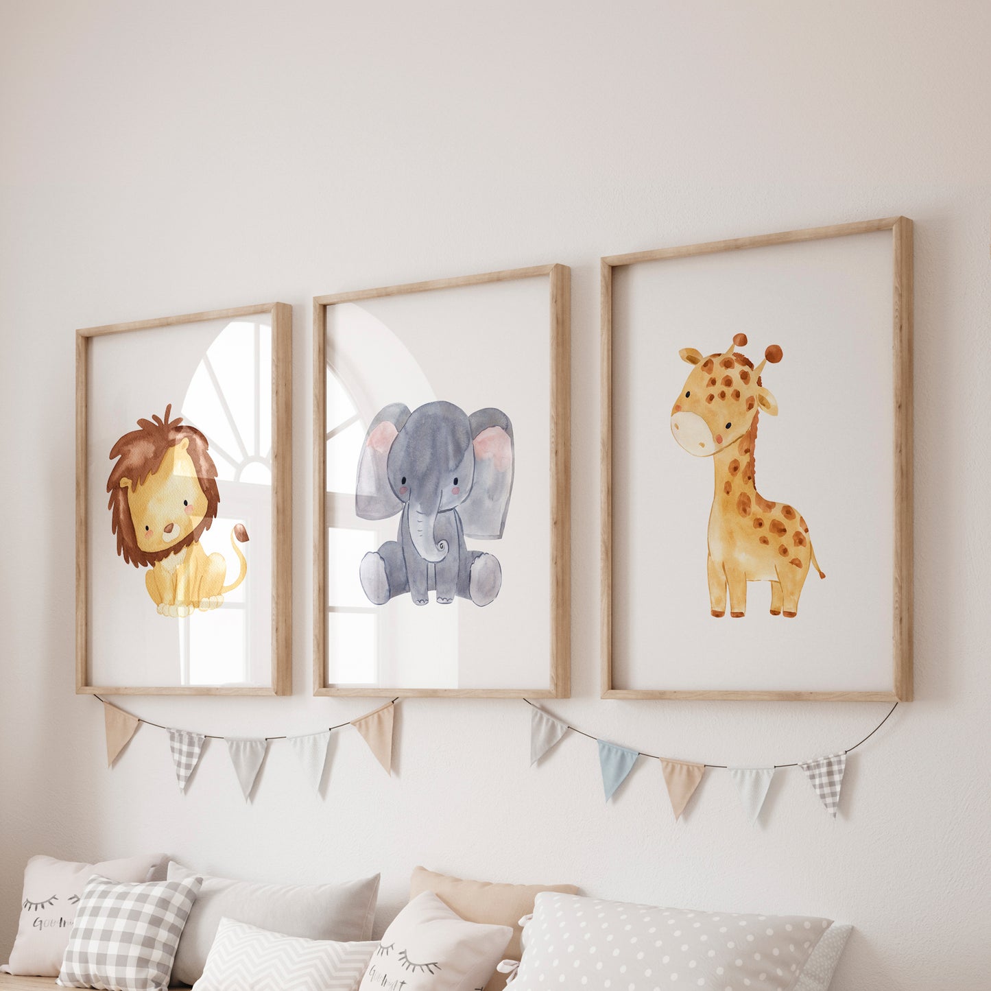 Posterset Safari Löwe, Elefant, Giraffe A4 & A3: Wandbilder von Löwe, Elefant und Giraffe, ideal für Kinderzimmerdekoration, auf hochwertigem, mattem 300g Naturpapier gedruckt.