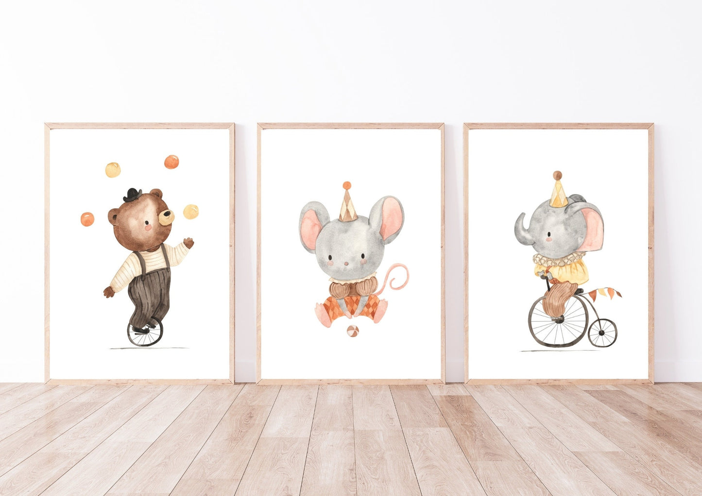 Posterset Zirkus Bär, Elefant, Maus A3 & A4: Drei gerahmte Aquarellbilder eines jonglierenden Bären, eines radfahrenden Elefanten und einer bekleideten Maus für Kinderzimmerdeko.