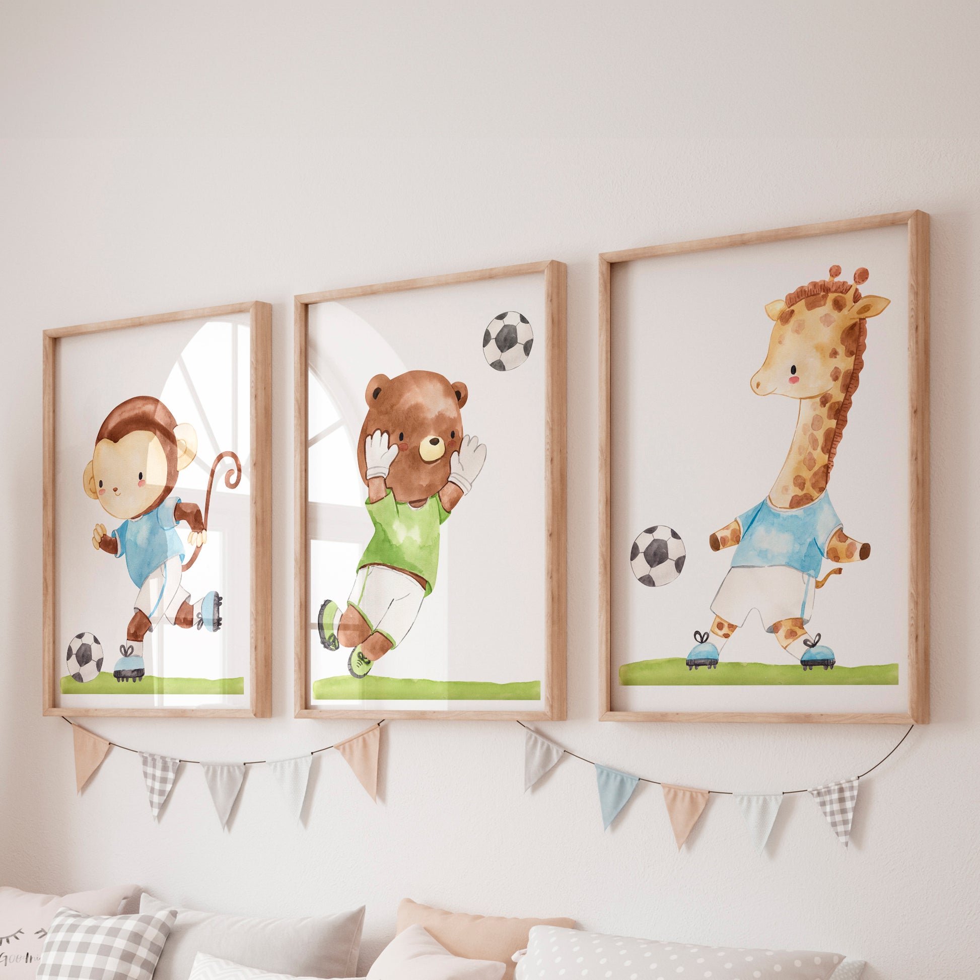 Posterset Fußball Affe, Bär, Giraffe A4 & A3: Drei Kinderposter mit Affe, Bär und Giraffe in Fußballkleidung, perfekt für Kinderzimmerdekoration.