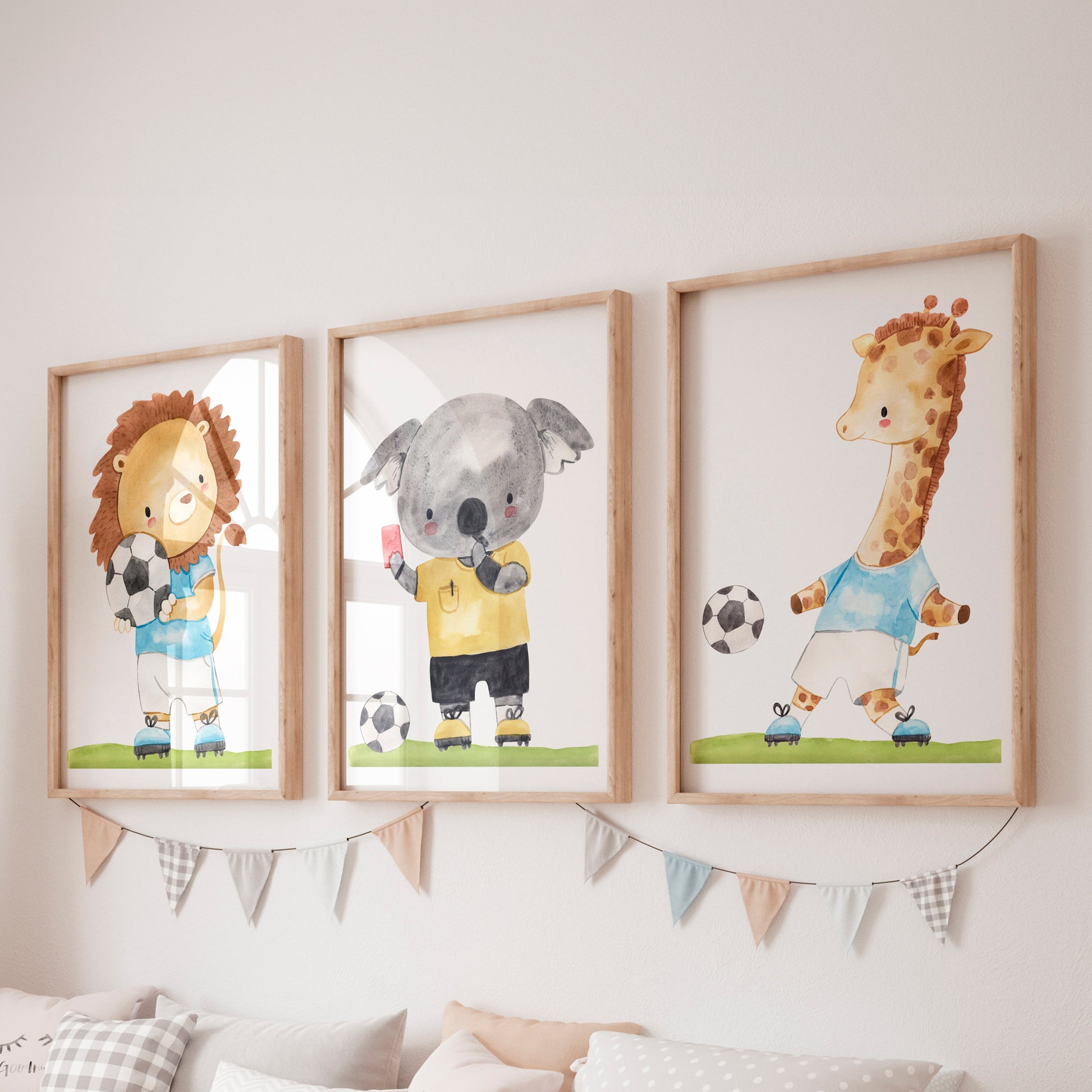 Posterset Fußball Löwe, Koala, Giraffe A4 & A3: Kinderbilder in Aquarell, Löwe mit Fußball, Koala mit roter Karte und Giraffe im blauen Fußballtrikot.