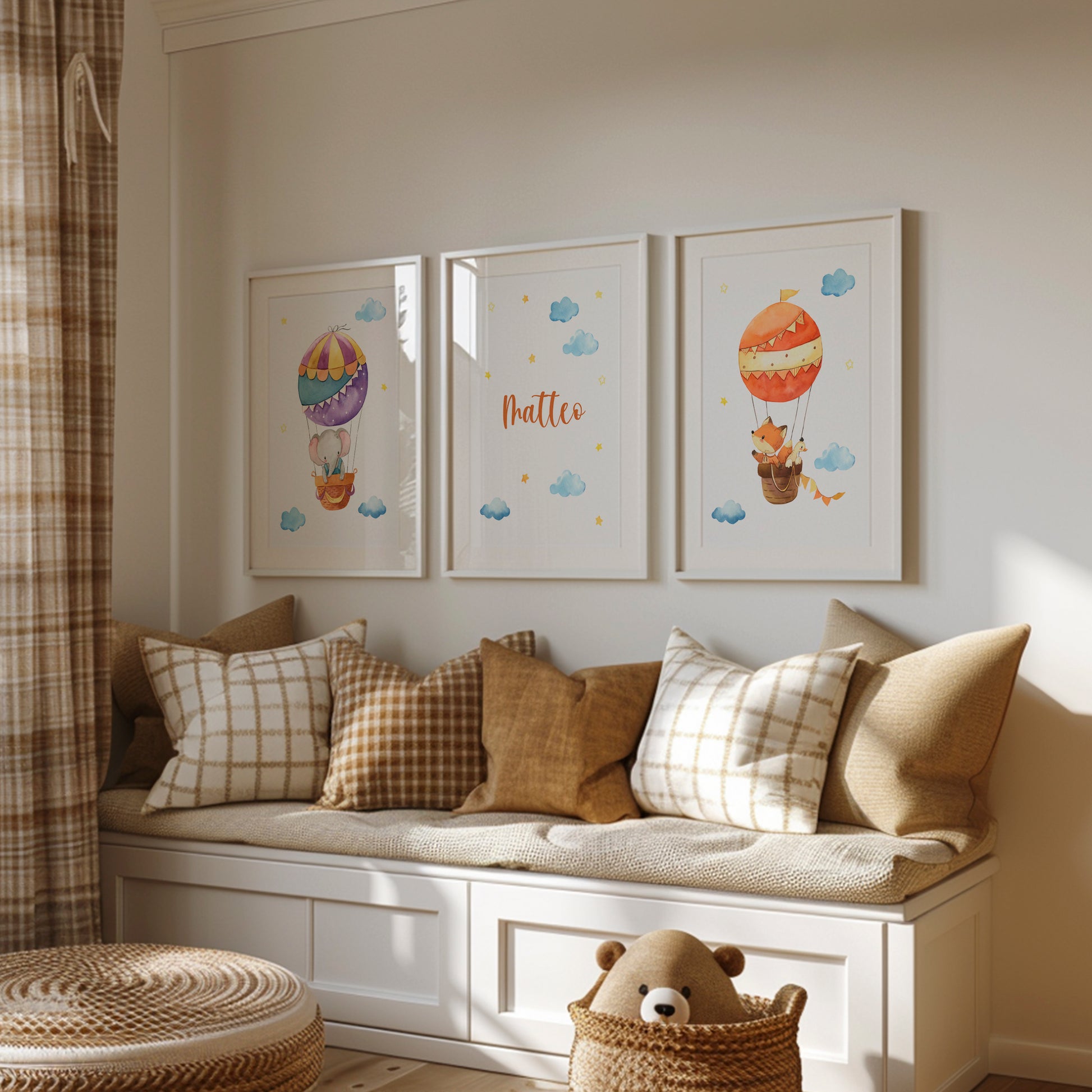 Namensposter personalisiert im 3er Set: Elefant und Fuchs im Heißluftballon über einer Fensterbank im Kinderzimmer, mit Plaidkissen und geflochtenem Ottoman.
