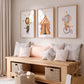 Poster Set Zirkus Bär, Elefant, Zirkuszelt A3 & A4 im Kinderzimmer mit Holzbank, Kissen, Körben und Zirkus-Illustrationen, ideal für fantasievolle Kinderzimmerdekoration.