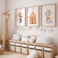 Poster Set Zirkus Bär, Elefant, Zirkuszelt an der Wand eines Kinderzimmers, dekoriert mit Kissen und einer Wimpelkette, neben einer geflochtenen Giraffe.