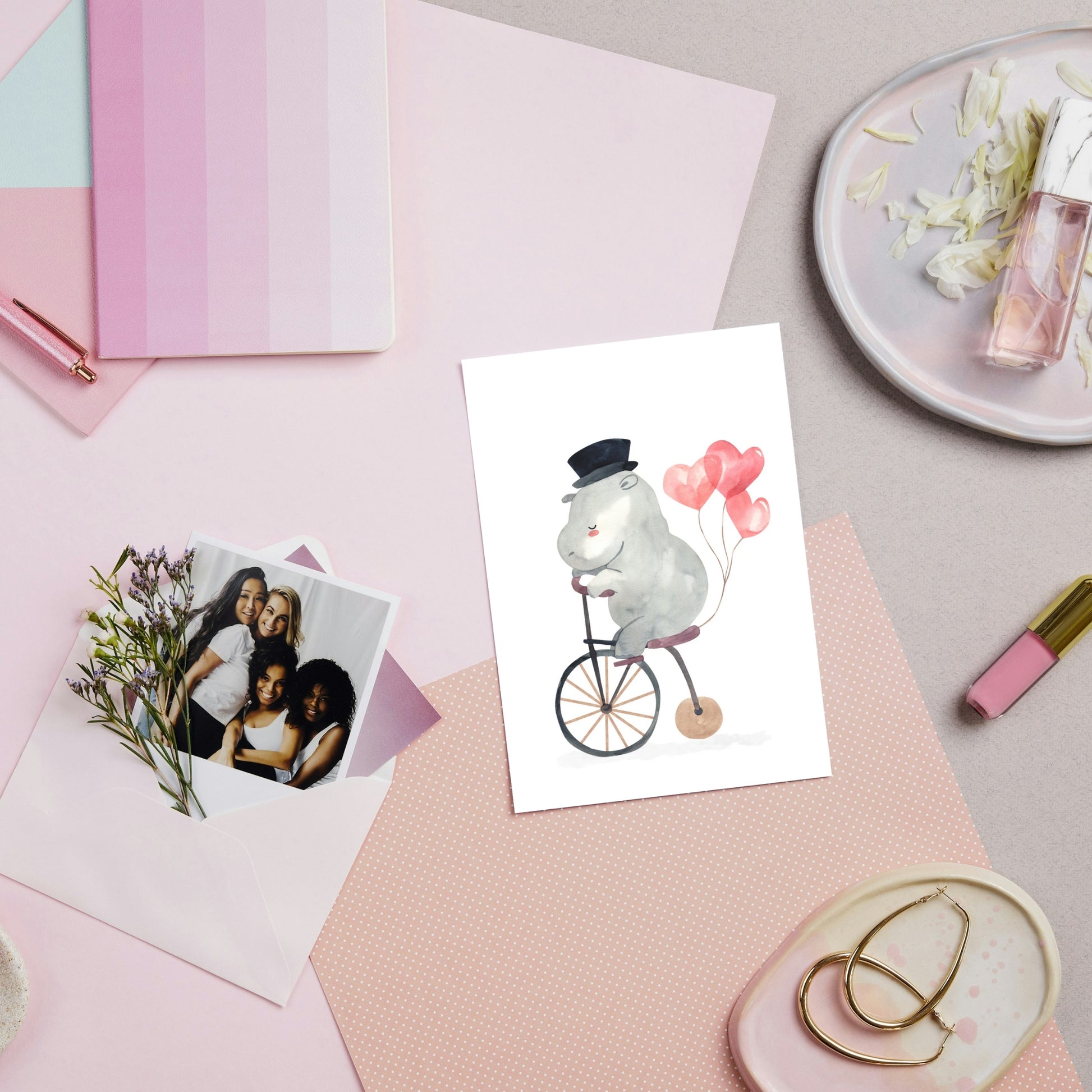 Karte Flusspferd & Fahrrad A6 zeigt ein gemaltes Nilpferd mit Zylinder auf einem Hochrad, drei Herz-Ballons haltend, ideal für Grüße oder Glückwünsche.