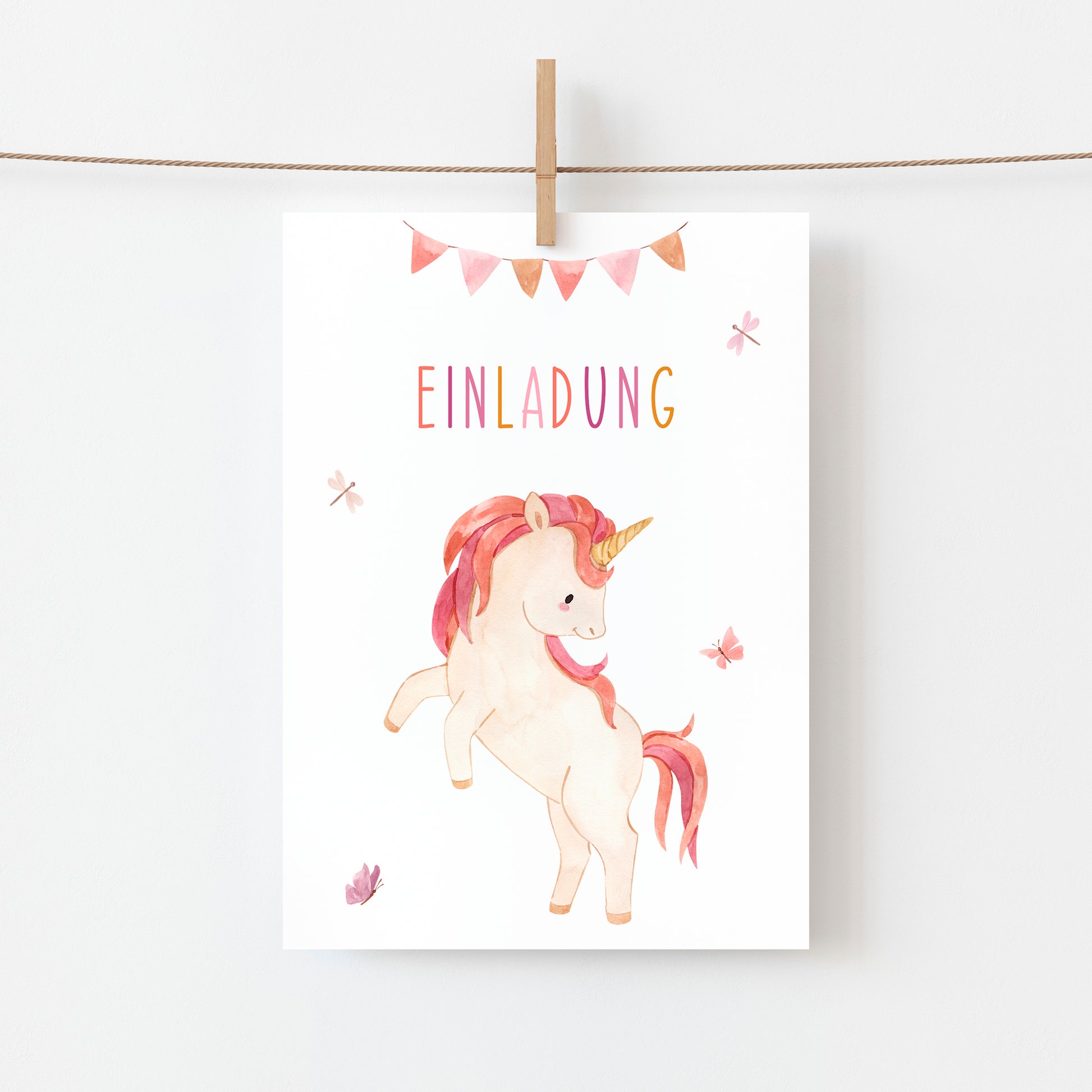 Einladung Kindergeburtstag Einhorn A6 zeigt ein liebevoll gestaltetes Aquarell-Einhorn auf hochwertigem, mattem Naturpapier. Perfekt für unvergessliche Kindergeburtstage.