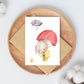 Karte Elefant und Entchen A6: Elefant in gelbem Regenmantel mit einem Entchen, gedruckt auf stabilem 300g Naturpapier.