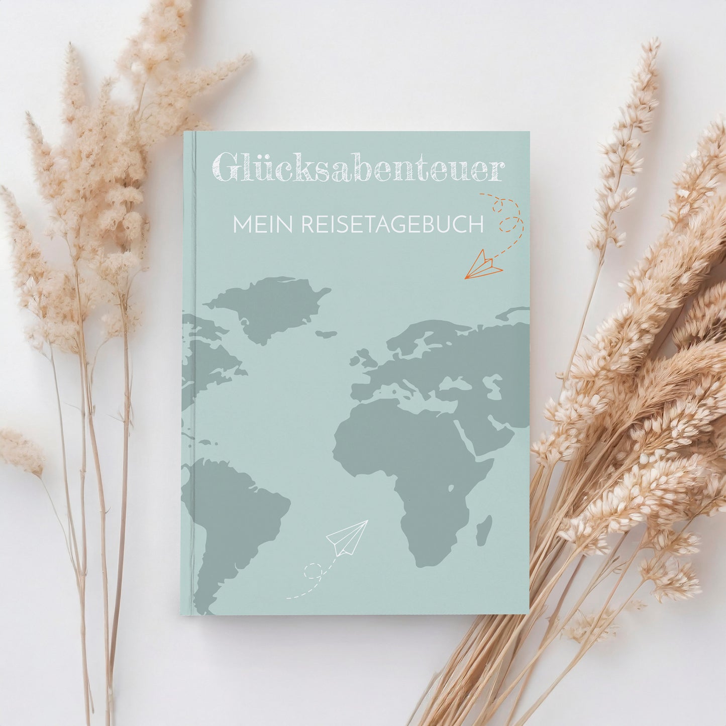 Reisetagebuch Glücksabenteuer A5 Hardcover mit Weltkarte und getrockneten Blumen, ideal zum Planen und Festhalten von Reiseerinnerungen auf 112 Recyclingpapierseiten.