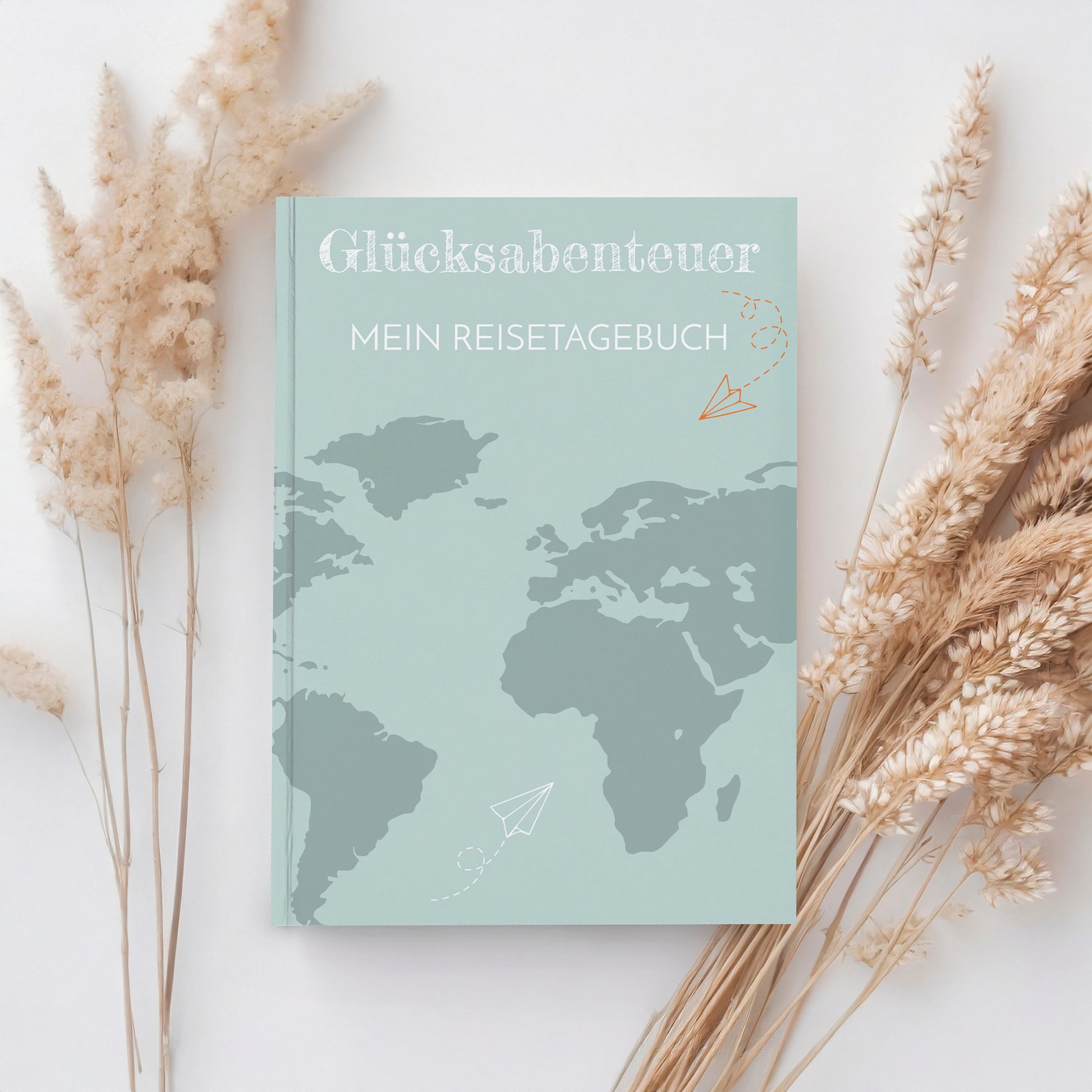 Reisetagebuch Glücksabenteuer A5 Hardcover mit Weltkarte und getrockneten Blumen, ideal zum Planen und Festhalten von Reiseerinnerungen auf 112 Recyclingpapierseiten.