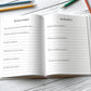 Reisetagebuch Glücksabenteuer A5 Hardcover, geöffnet, mit Fragen zum Ausfüllen, Zeilen für Notizen. Stifte auf weißem Untergrund daneben. Perfekt zum Planen und Erinnerungen sammeln.