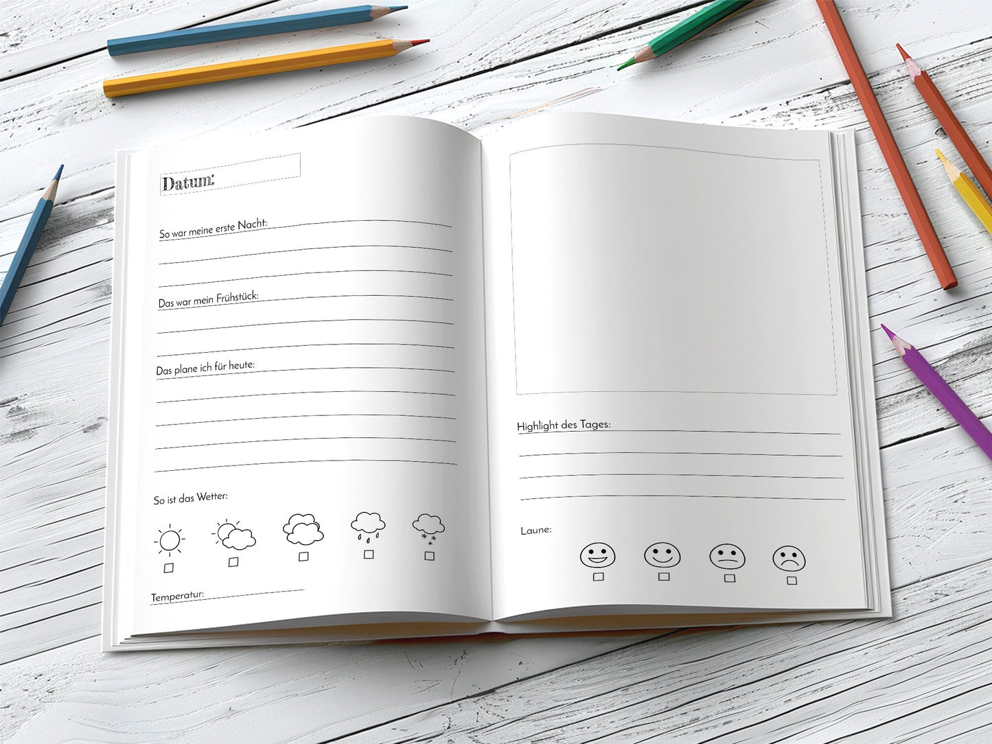 Reisetagebuch Glücksabenteuer A5 Hardcover auf einem Tisch, umgeben von Buntstiften. Perfekt zum Planen, Notieren und Sammeln von Reiseerinnerungen.