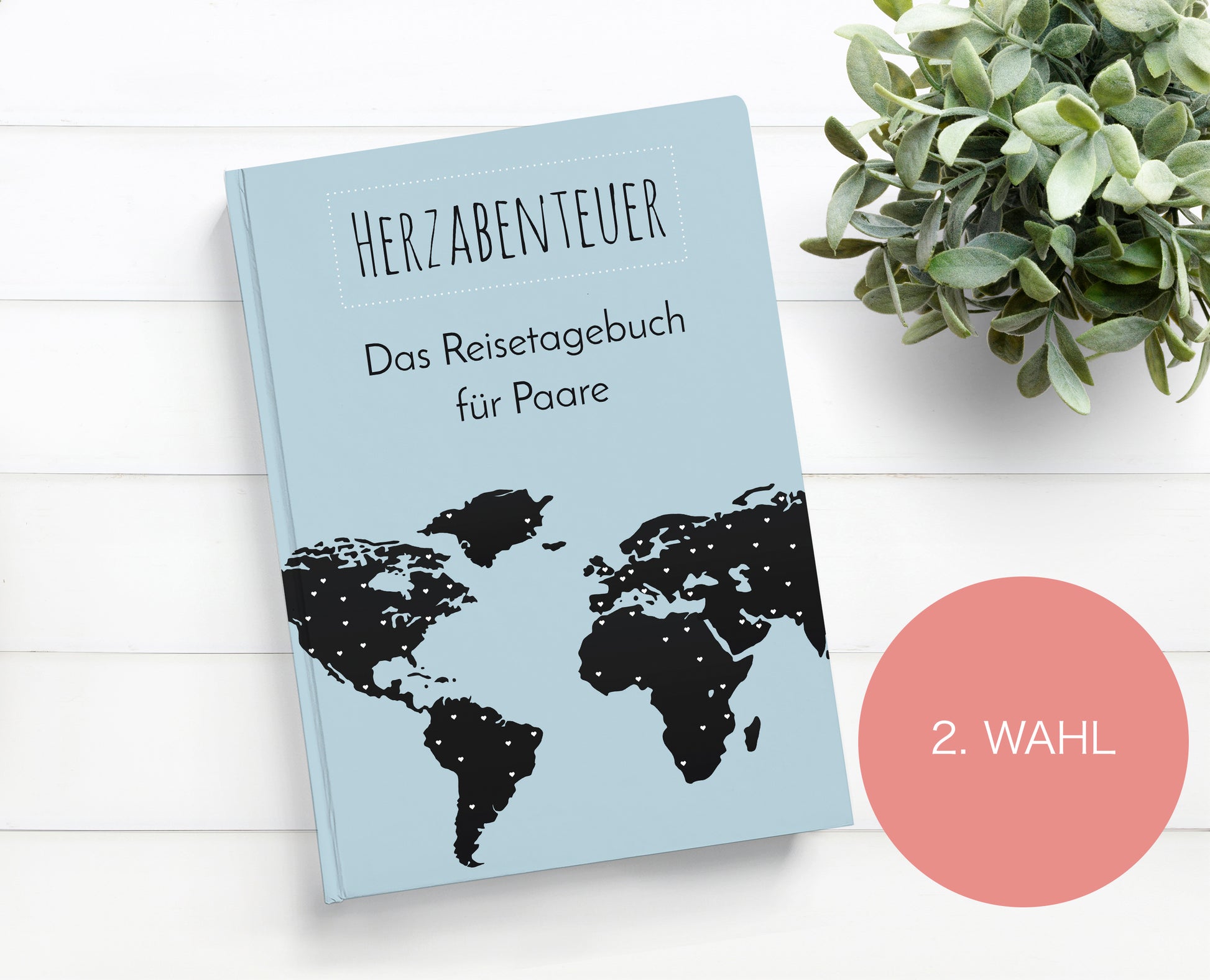 Reisetagebuch für Paare Herzabenteuer. Hellblau mit schwarzer Weltkarte und kleinen weißen Herzen. Perfekt für Hochzeitsreise und Abenteuer zu zweit. 2. Wahl