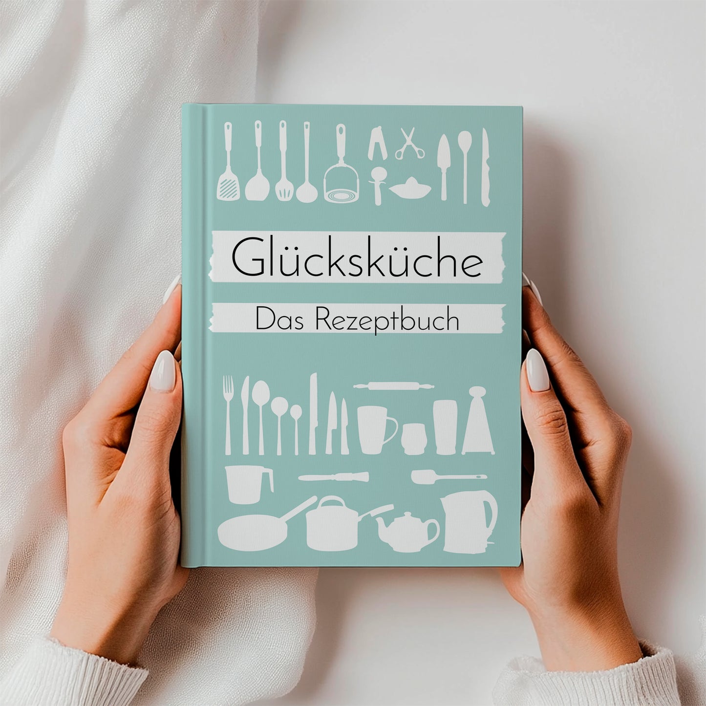 Rezeptbuch zum Selberschreiben A5 Hardcover Glücksküche, gehalten von einer Hand, ideal für eigene Rezepte mit Inhaltsverzeichnis und viel Platz für kreative Ideen.