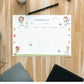 Stundenplan Fußball A4 auf Holzschreibtisch mit Sporttieren, A4-Größe, laminiert, wiederverwendbar. Umgeben von Stift, Kaffeetasse, Brille und Tablet. Perfekt für Schule.