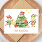 Weihnachtskarte Elfen & Weihnachtsbaum Frohe Weihnachten A6: Karte mit Elfen, Weihnachtsbaum, Frohe Weihnachten-Schriftzug auf hochwertigem Naturpapier, ideal für Weihnachtsgrüße.