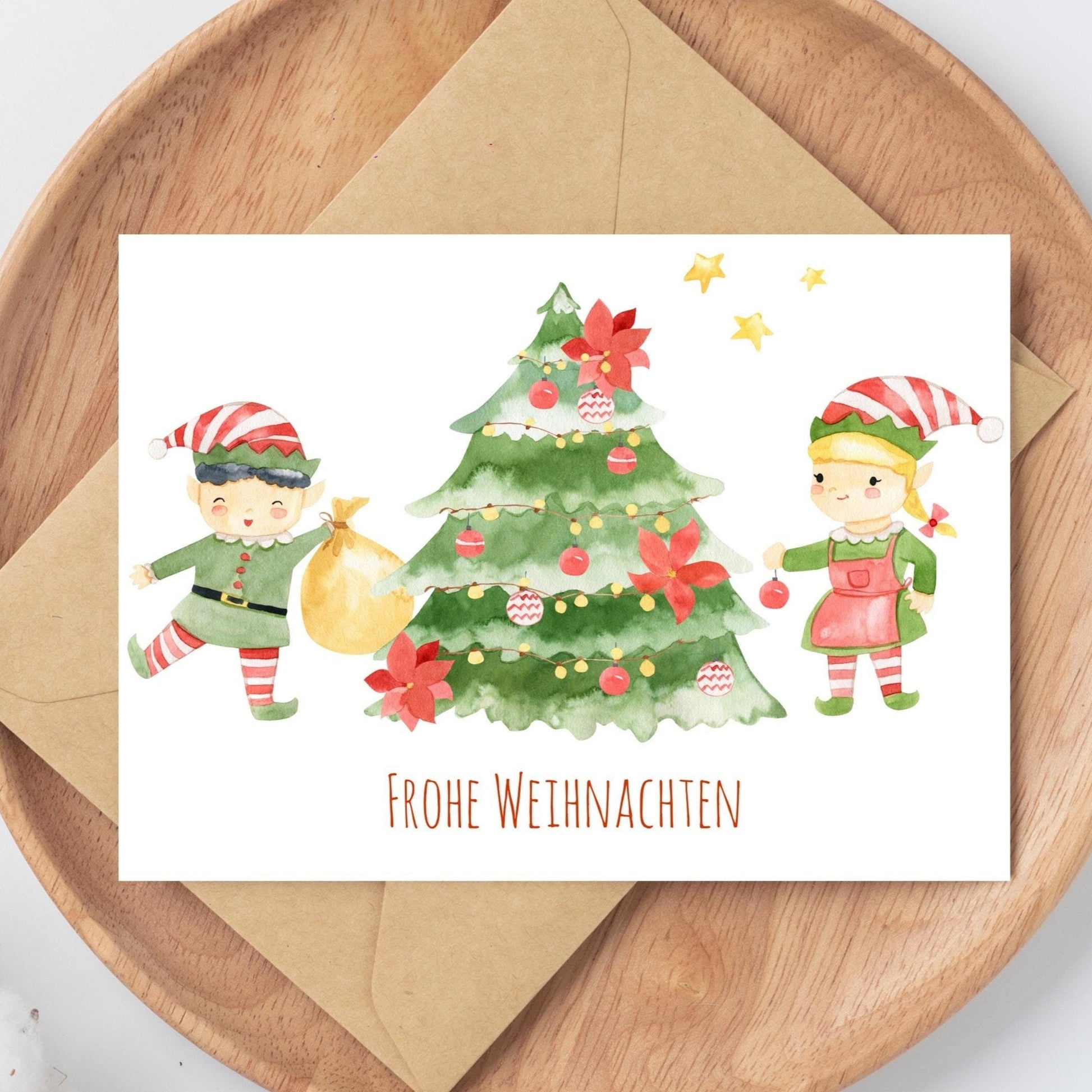 Weihnachtskarte Elfen & Weihnachtsbaum Frohe Weihnachten A6: Karte mit Elfen, Weihnachtsbaum, Frohe Weihnachten-Schriftzug auf hochwertigem Naturpapier, ideal für Weihnachtsgrüße.