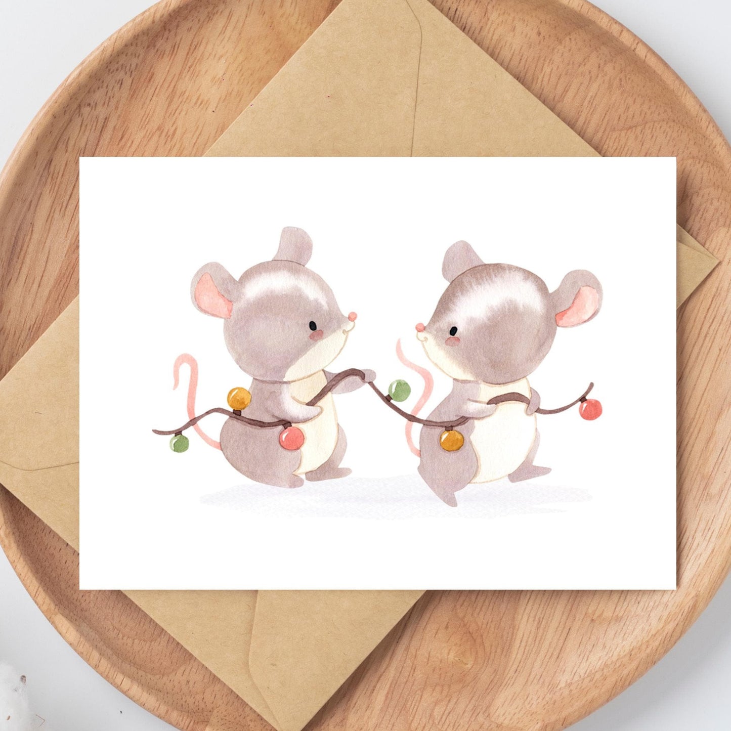 Weihnachtskarte Mäuse & Lichterkette A6: zwei Mäuse mit Lichterkette, auf hochwertigem, mattem Naturpapier gedruckt. Perfekt für Weihnachtsgrüße oder Dekoration.