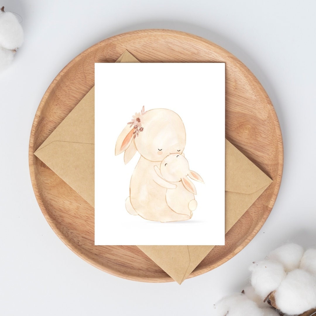 Karte Mama Hase & Baby A6: Eine Postkarte mit einem Hasen und einem Babyhasen auf hochwertigem Naturpapier, perfekt für Glückwünsche zur Geburt oder Geburtstag.