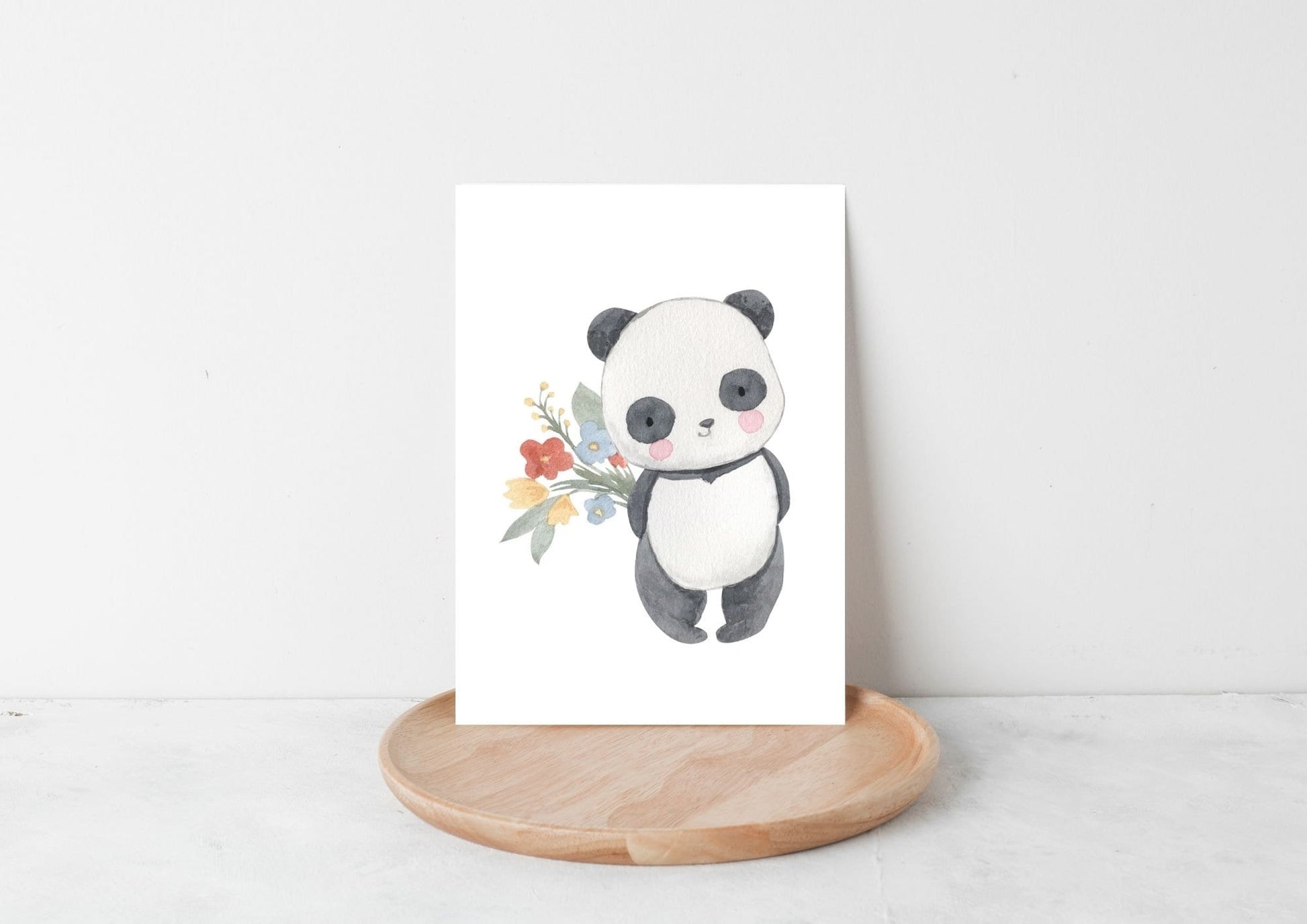 Ein liebevoll gestaltete Postkarte mit einem Panda, der Blumen hält. Gedruckt auf hochwertigem, stabilem 300g Naturpapier in Größe A6.