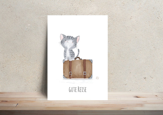 Postkarte Karte Gute Reise Katze A6: Katze auf einem Koffer sitzend, daneben ein Ball, Text: Gute Reise, auf hochwertigem, mattem Naturpapier gedruckt.