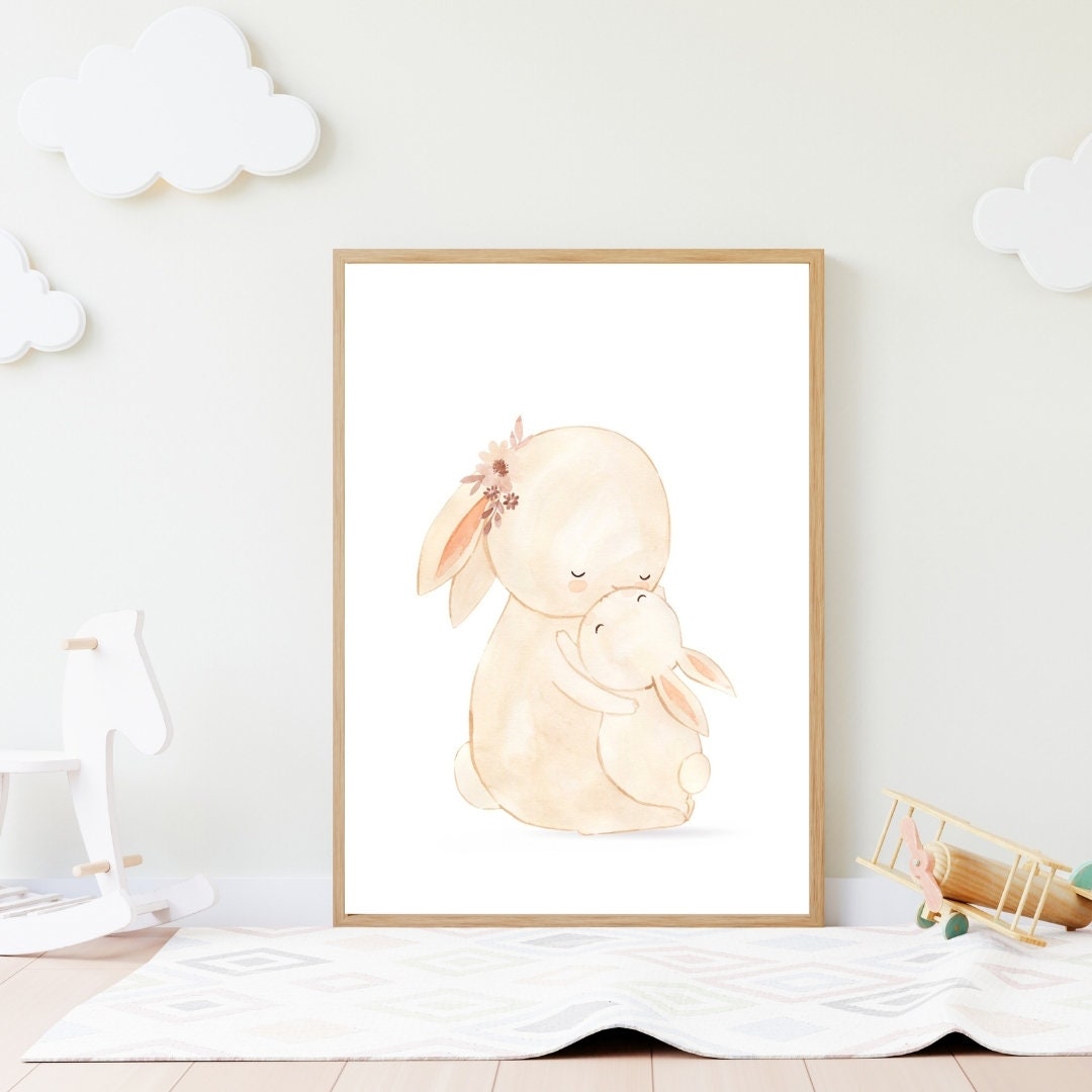 Poster Papa/Mama Hase und Baby A4 & A3: Ein gerahmtes Bild, Mama Hase umarmt Hasen-Baby. Ideal als Kinderzimmerdeko oder Geschenk zur Geburt.