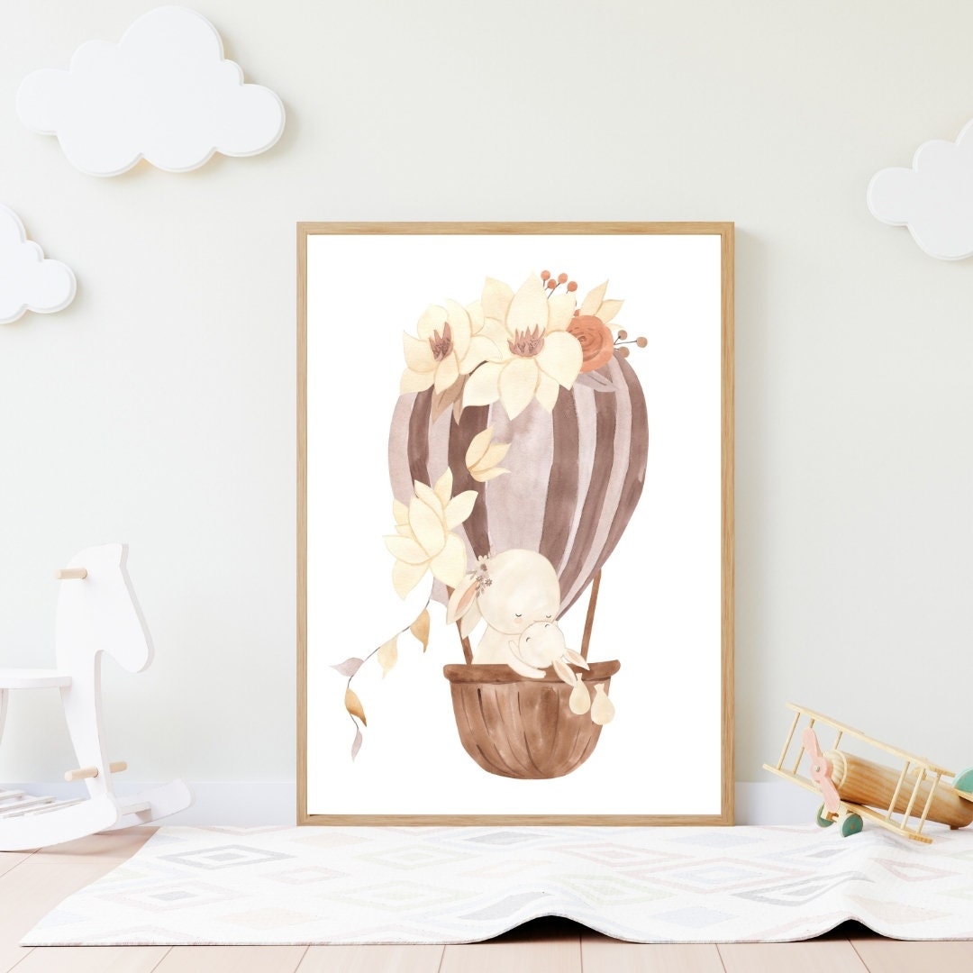 Poster Heißluftballon Mama und Baby Hase A4 & A3: Illustration eines Babyhasen und seiner Mutter in einem Heißluftballonkorb, ideal für Kinderzimmer.