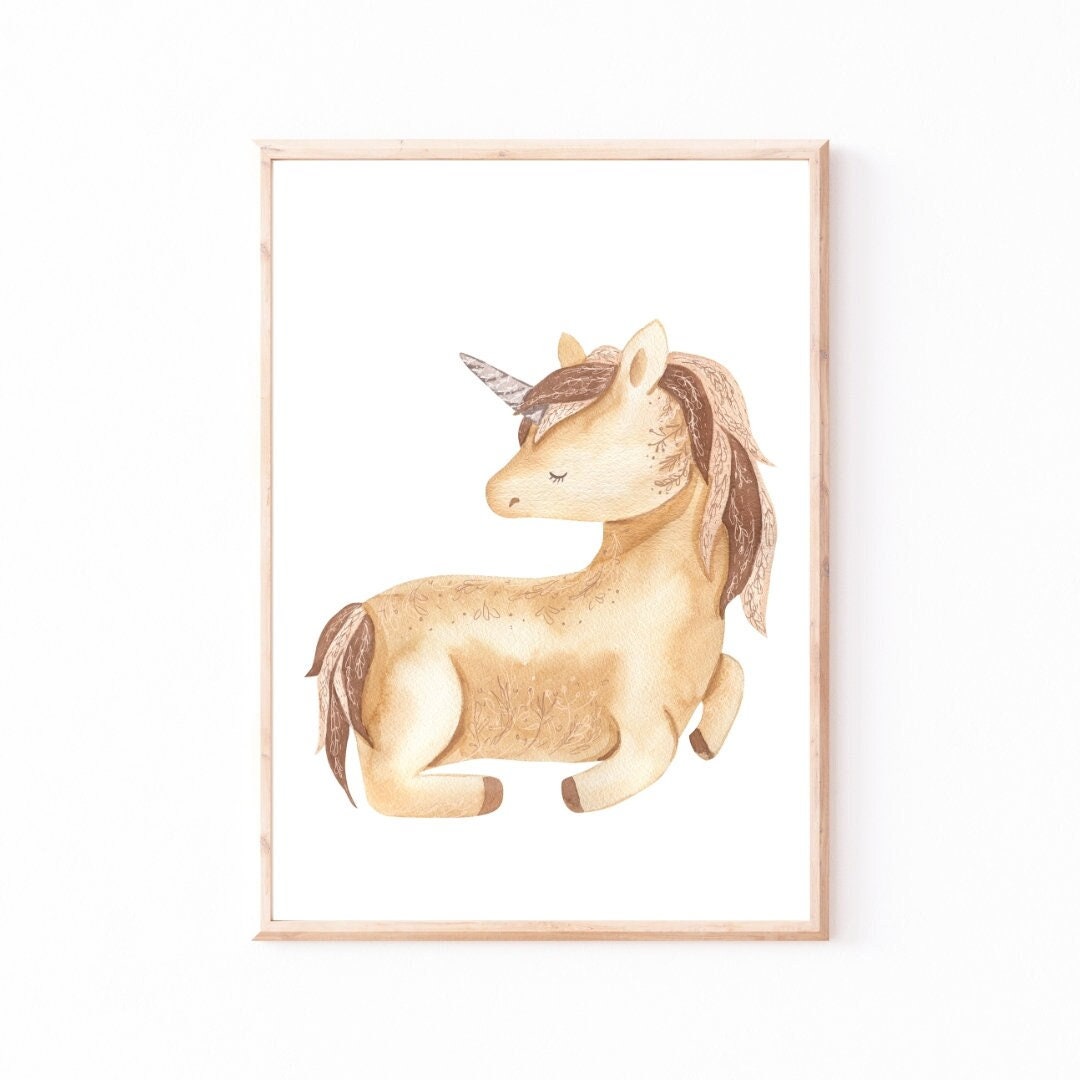 Poster Einhorn Boho A4 & A3: Detailreiche handgezeichnete Illustration eines Einhorns im Aquarellstil auf hochwertigem, mattem 300g Naturpapier, ideal für Kinderzimmer.