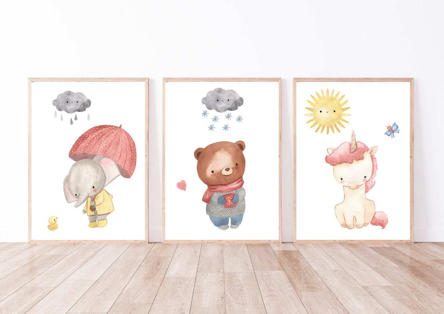 Poster Elefant mit Regenschirm A4 & A3: Ein handgemaltes Kinderzimmer-Poster zeigt einen Elefanten mit Regenschirm und Entchen im Regen, gedruckt auf hochwertigem, mattem Naturpapier.