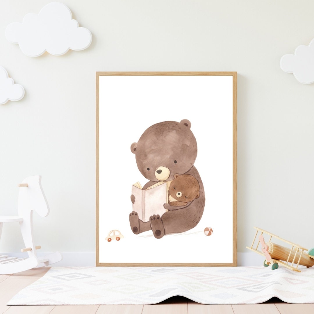 Poster Mama/Papa Bär und Baby A4 & A3: Bild eines Bären und Teddybären, die ein Buch lesen, in einem Bilderrahmen. Ideal als Kinderzimmerdeko.