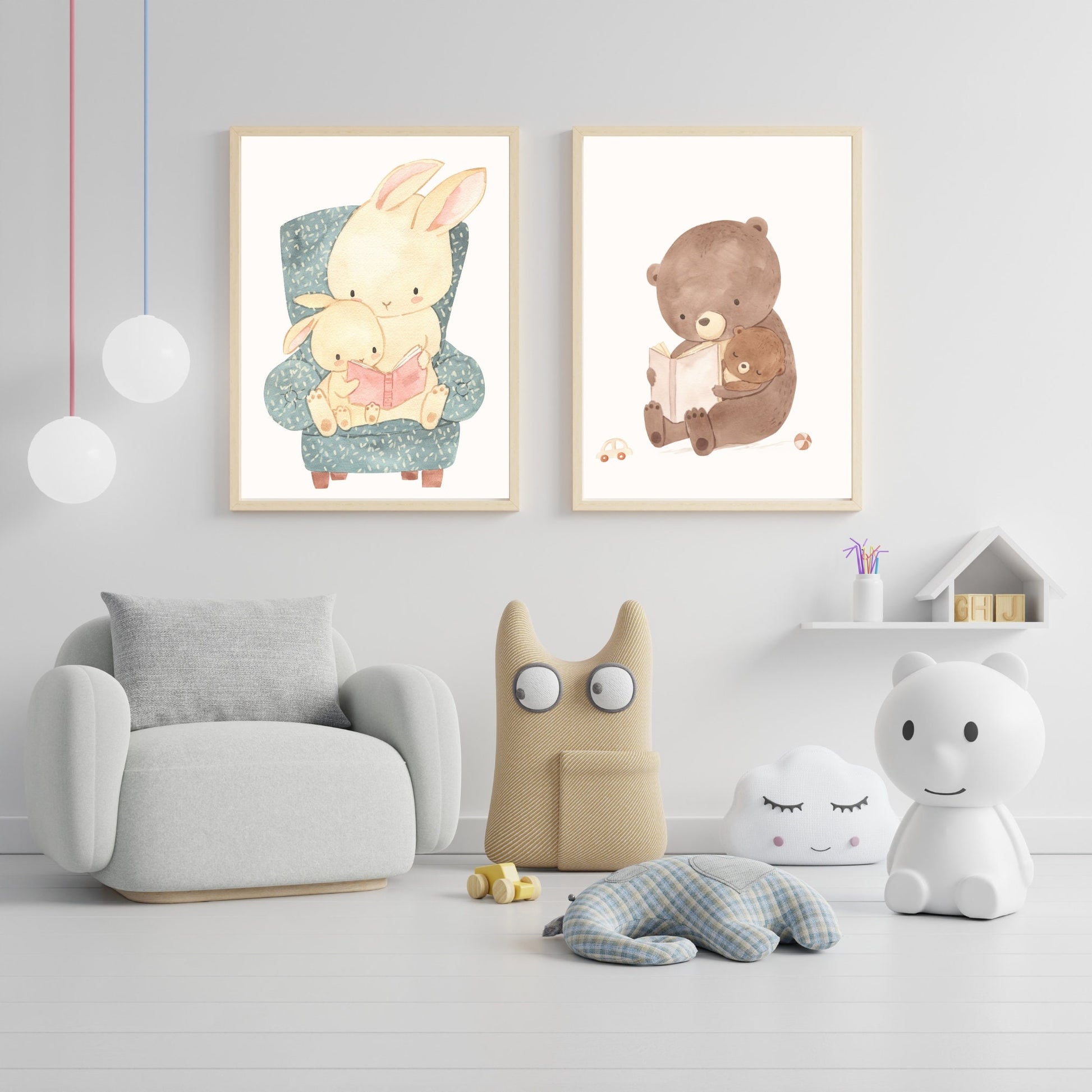 Poster Lesesessel Mama/Papa Hase und Kind: Ein Zimmer mit einem weißen Stuhl und einem Poster von einem Hasen und einem Bären, die ein Buch lesen.