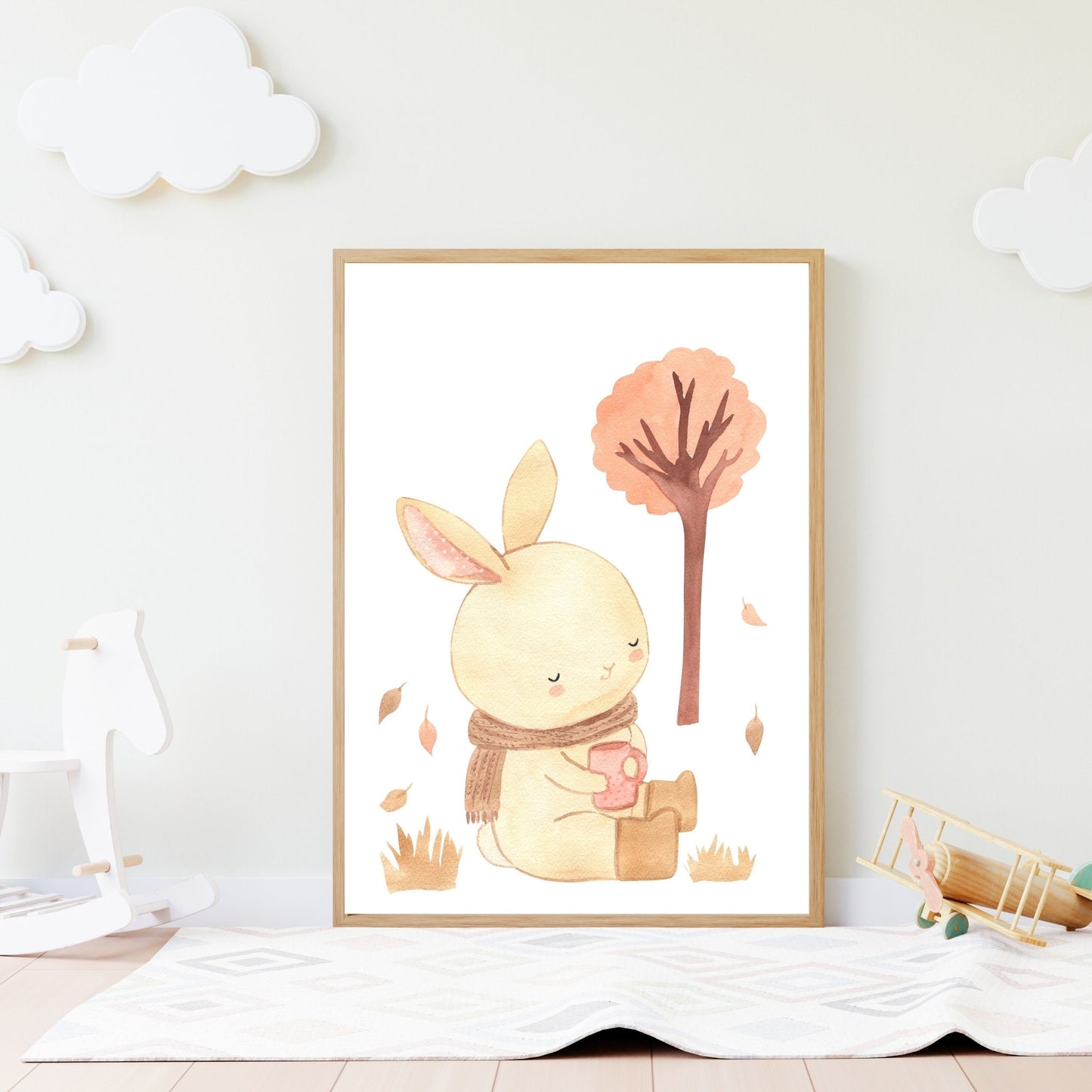 Poster Hase mit Tee & Herbstlaub, zeigt einen Aquarell-Hasen mit Tasse, ideal für Kinderzimmerdeko. Gedruckt auf hochwertigem, mattem 300g Naturpapier in A4 und A3.