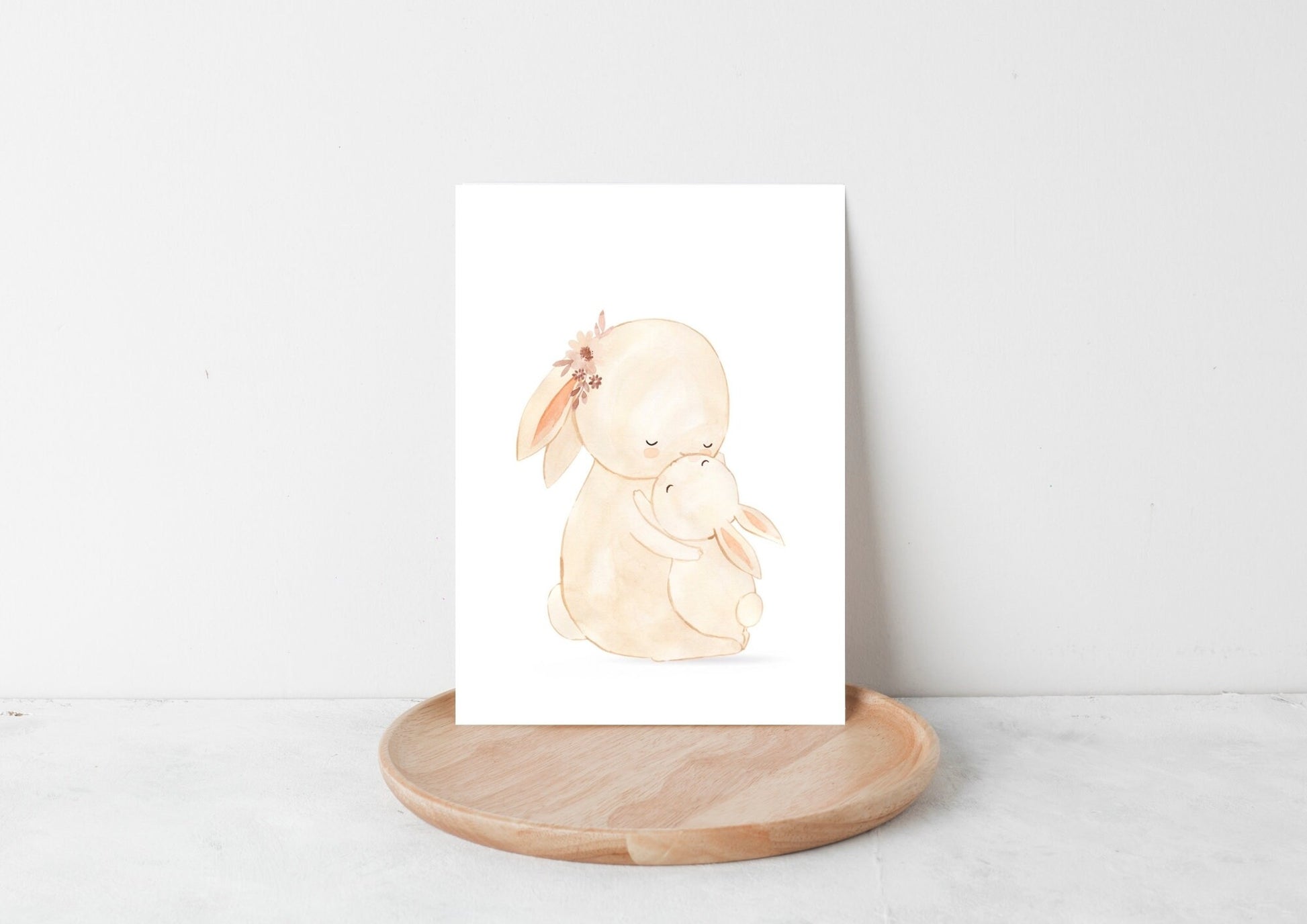 Postkarte Karte Mama Hase & Baby A6 mit Aquarellmotiv. Mama Hase umarmt Baby, auf einem Holztablett, gedruckt auf hochwertigem, stabilem 300g Naturpapier.