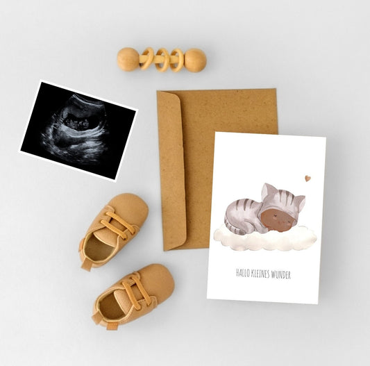 Postkarte Hallo kleines Wunder A6 mit Babymotiv, zeigt Babyschuhe und Ultraschallbild, auf hochwertigem 300g Naturpapier, ideal als Glückwunschkarte zur Geburt.