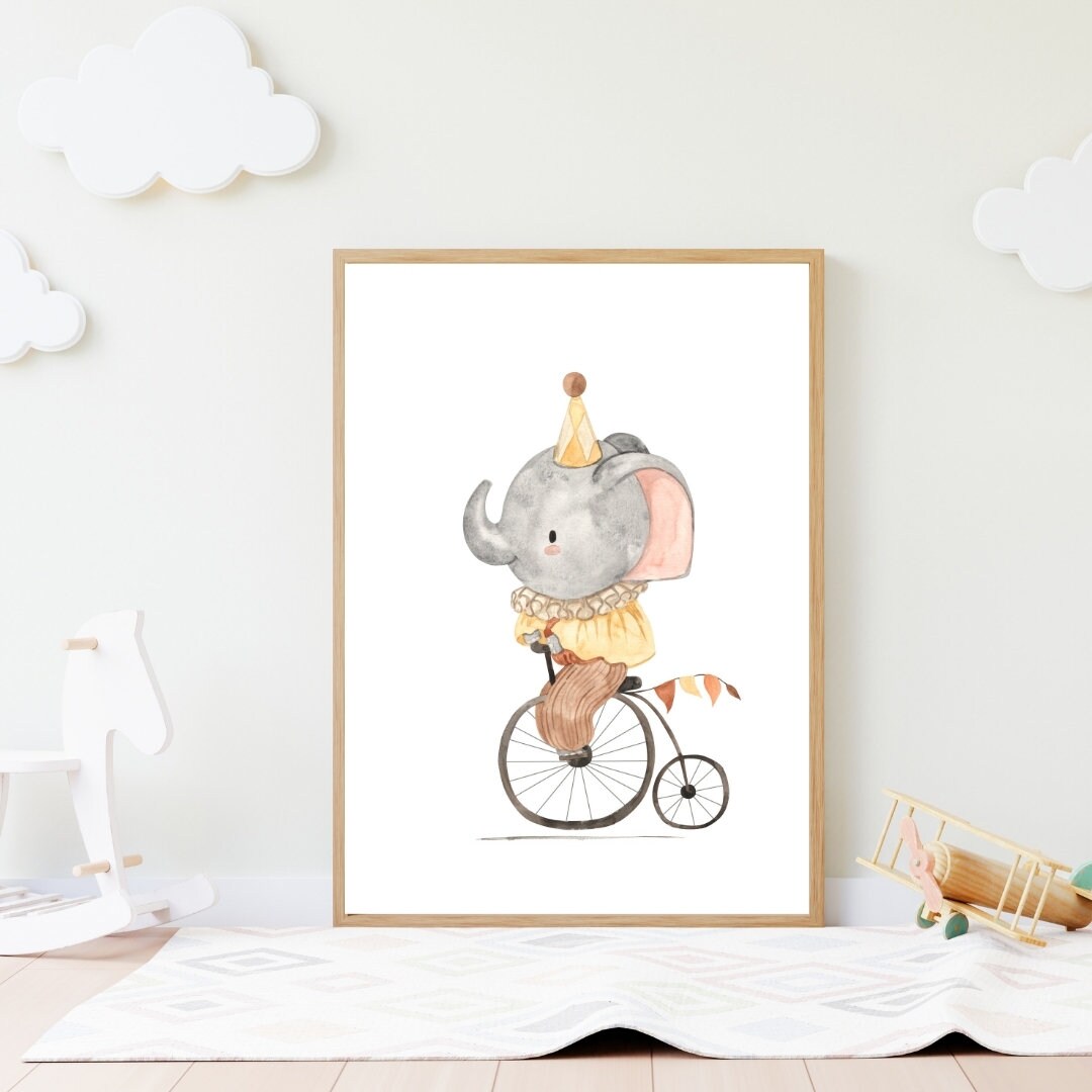 Poster Elefant auf Fahrrad A4 & A3: Aquarell, Elefant, der ein Fahrrad fährt. Gedruckt auf hochwertigem mattiertem 300g Naturpapier.